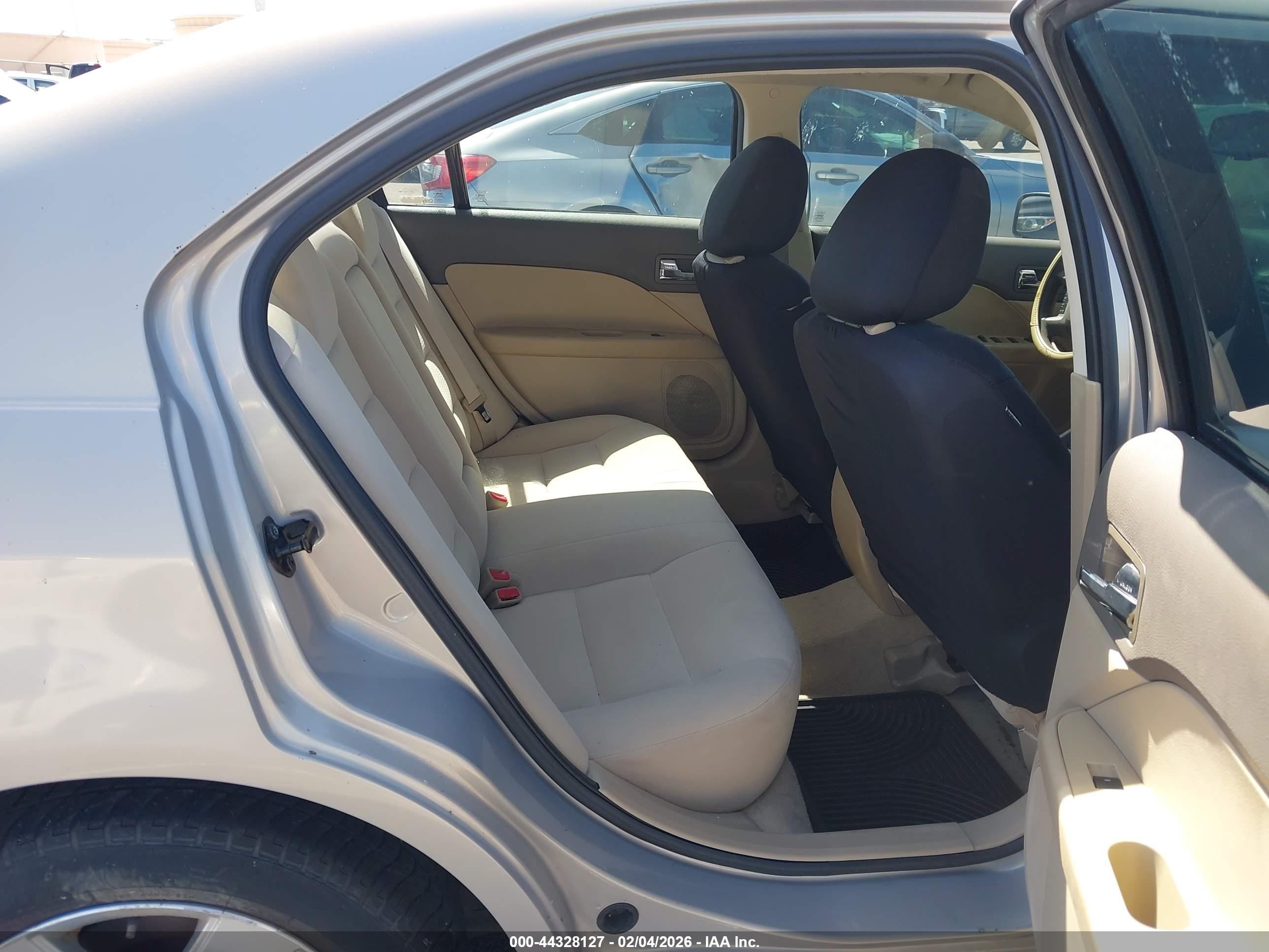 FORD FUSION image 8