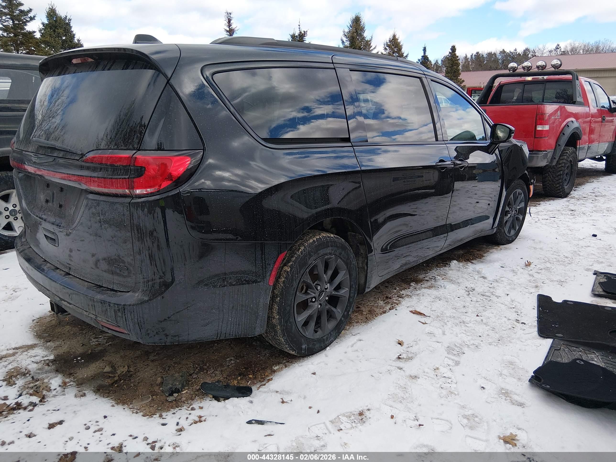 CHRYSLER PACIFICA image 4