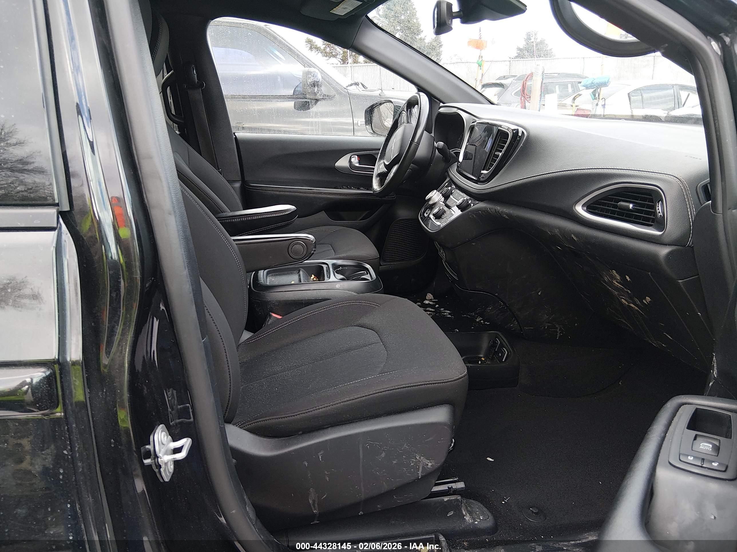 CHRYSLER PACIFICA image 5