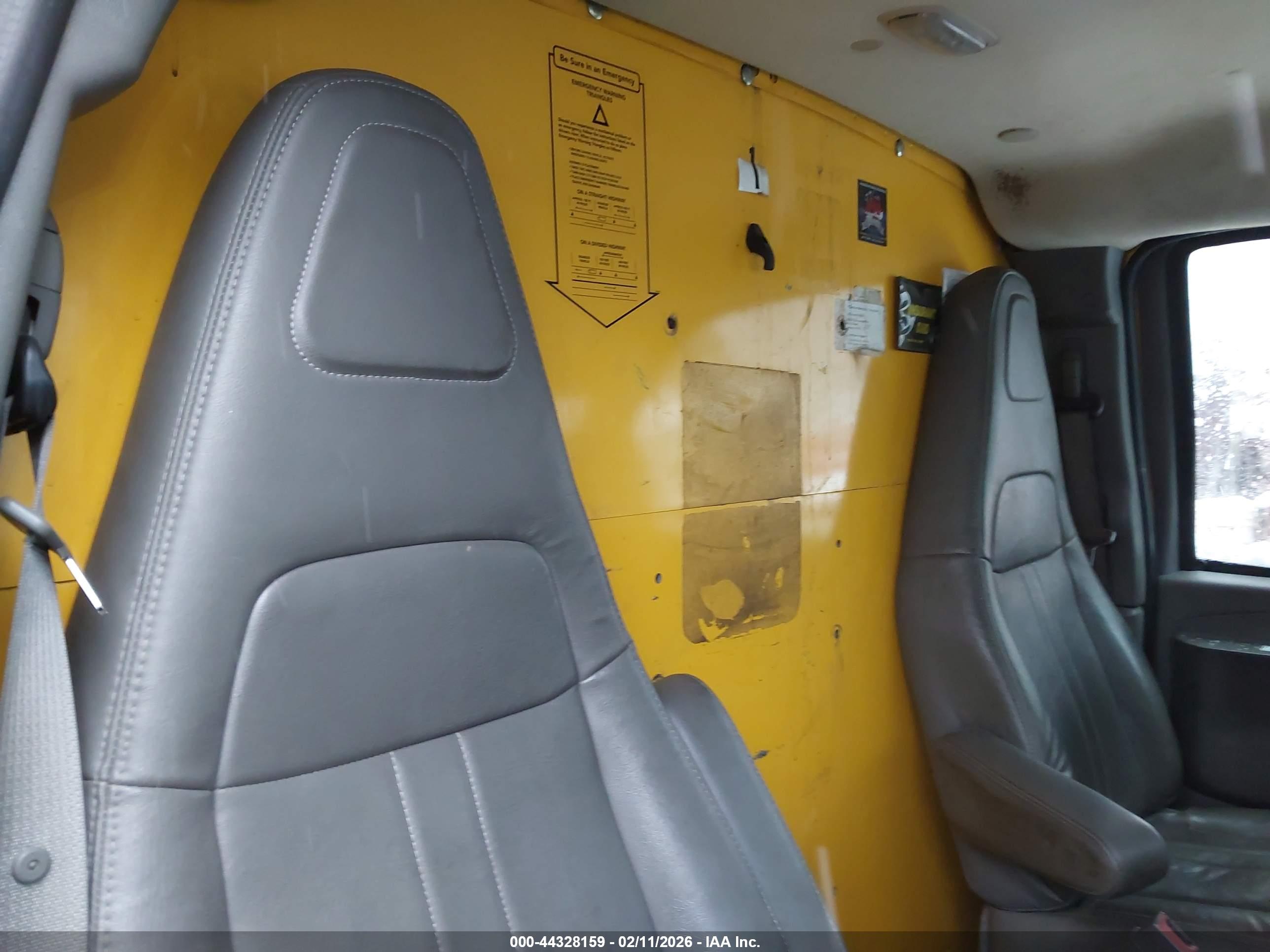 GMC SAVANA image 7