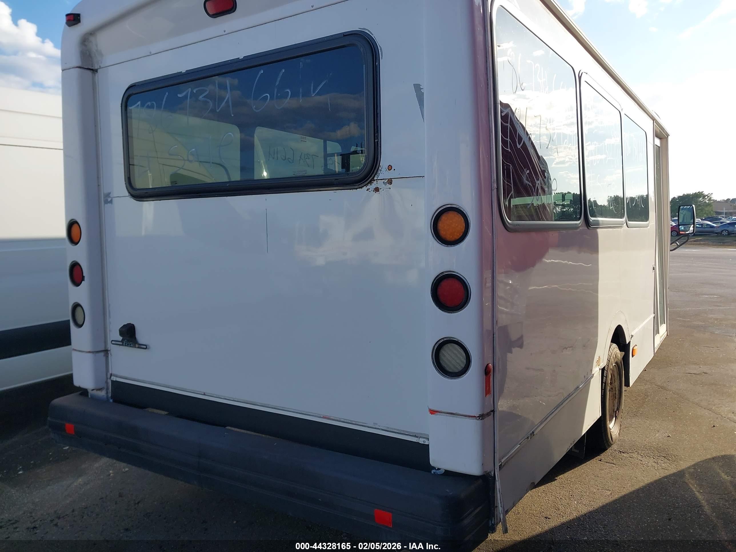 FORD E-450 image 4