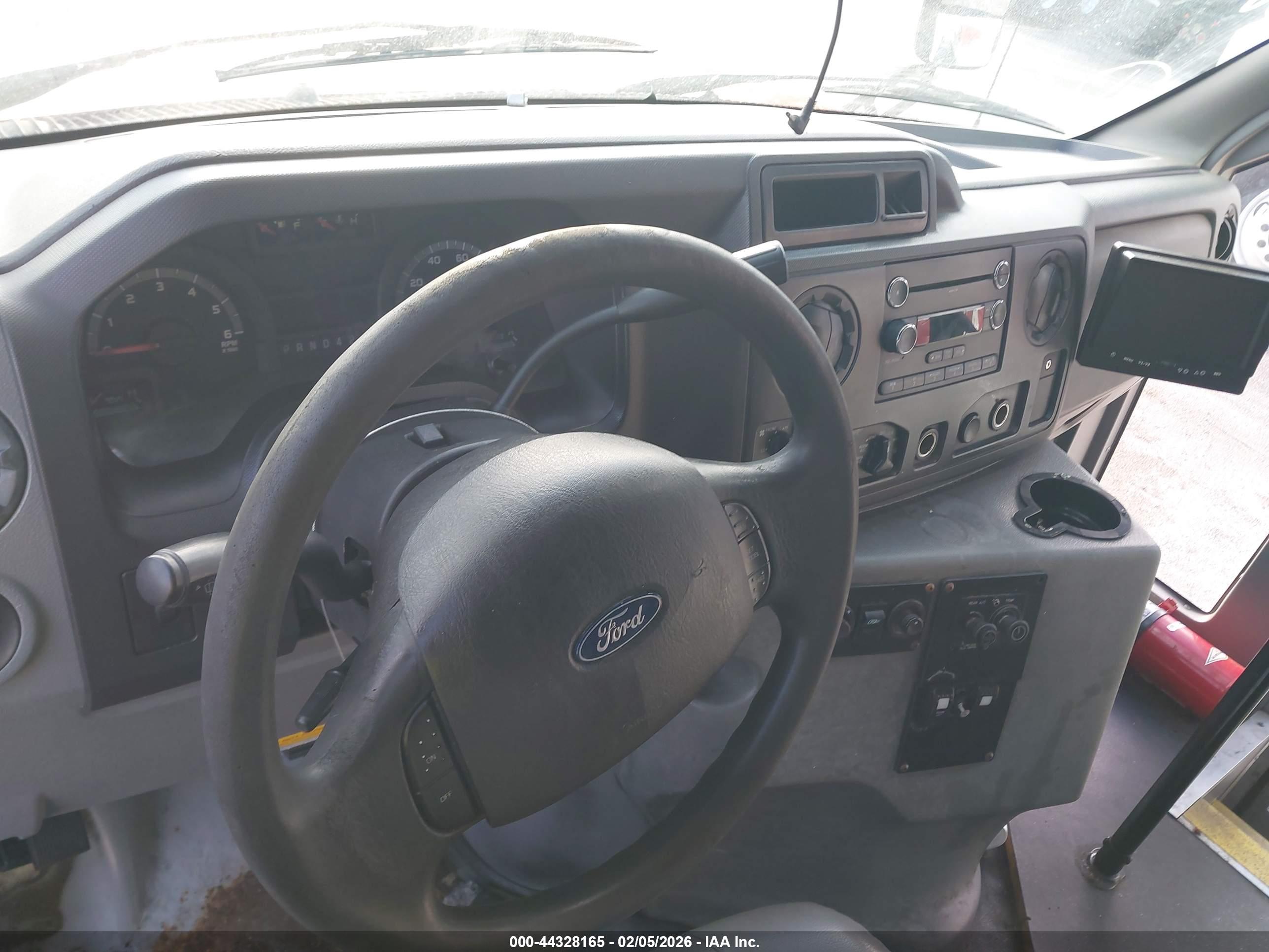 FORD E-450 image 7
