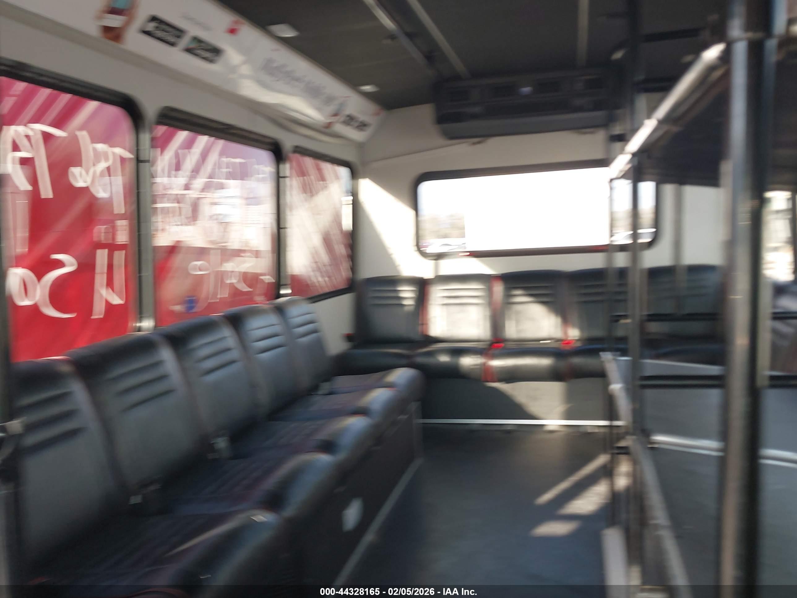 FORD E-450 image 8
