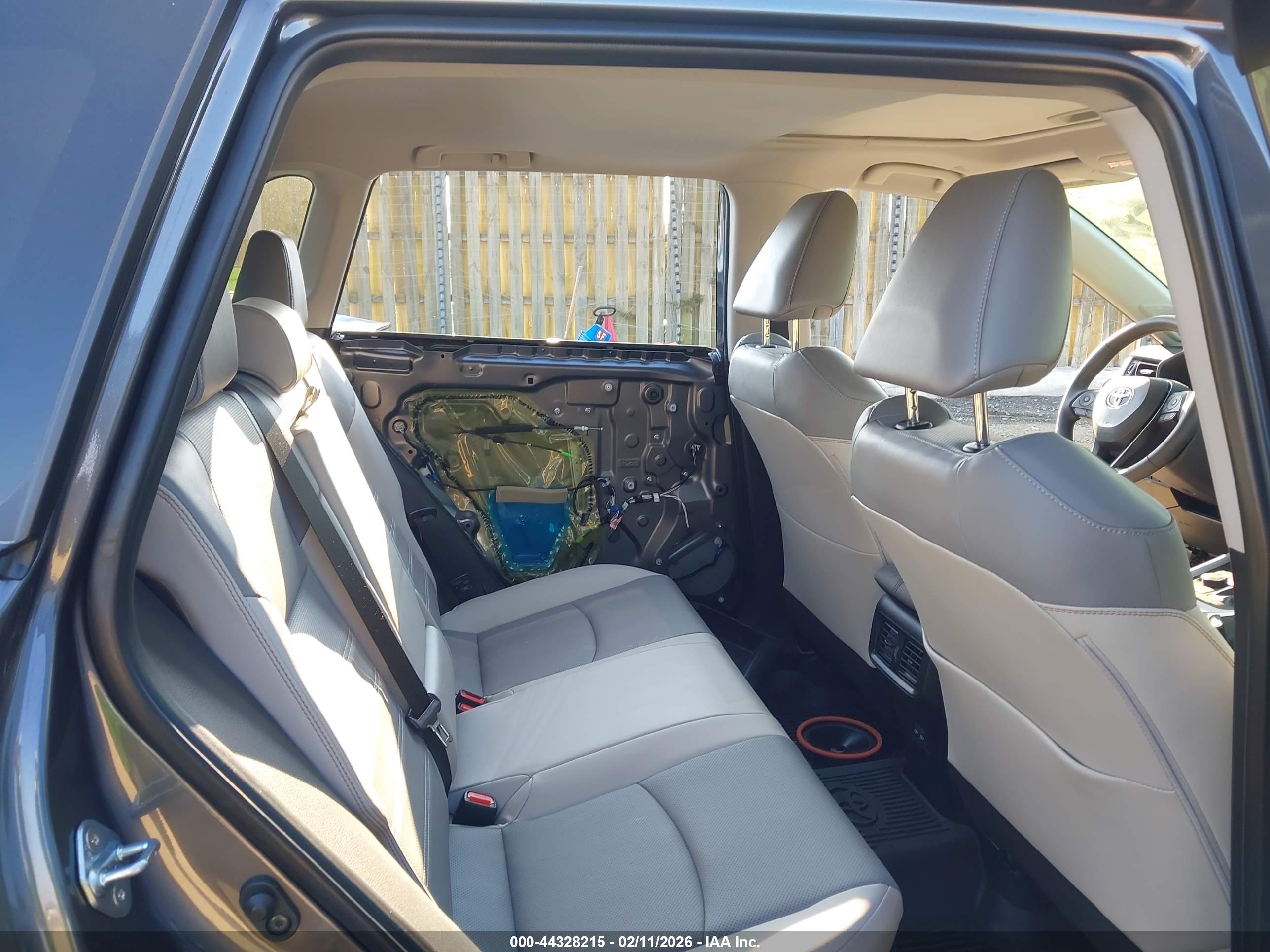 TOYOTA RAV4 image 8