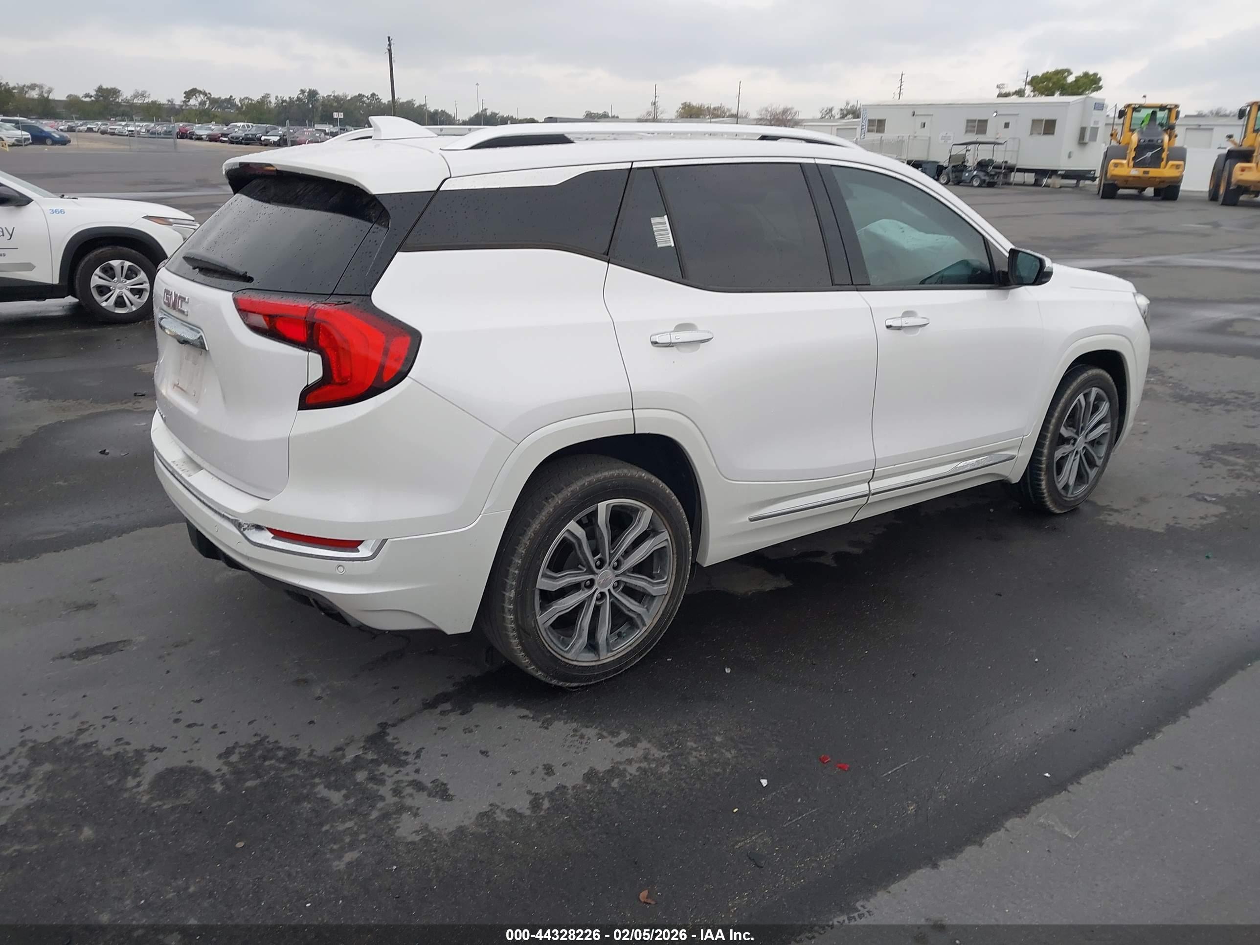 GMC TERRAIN image 4