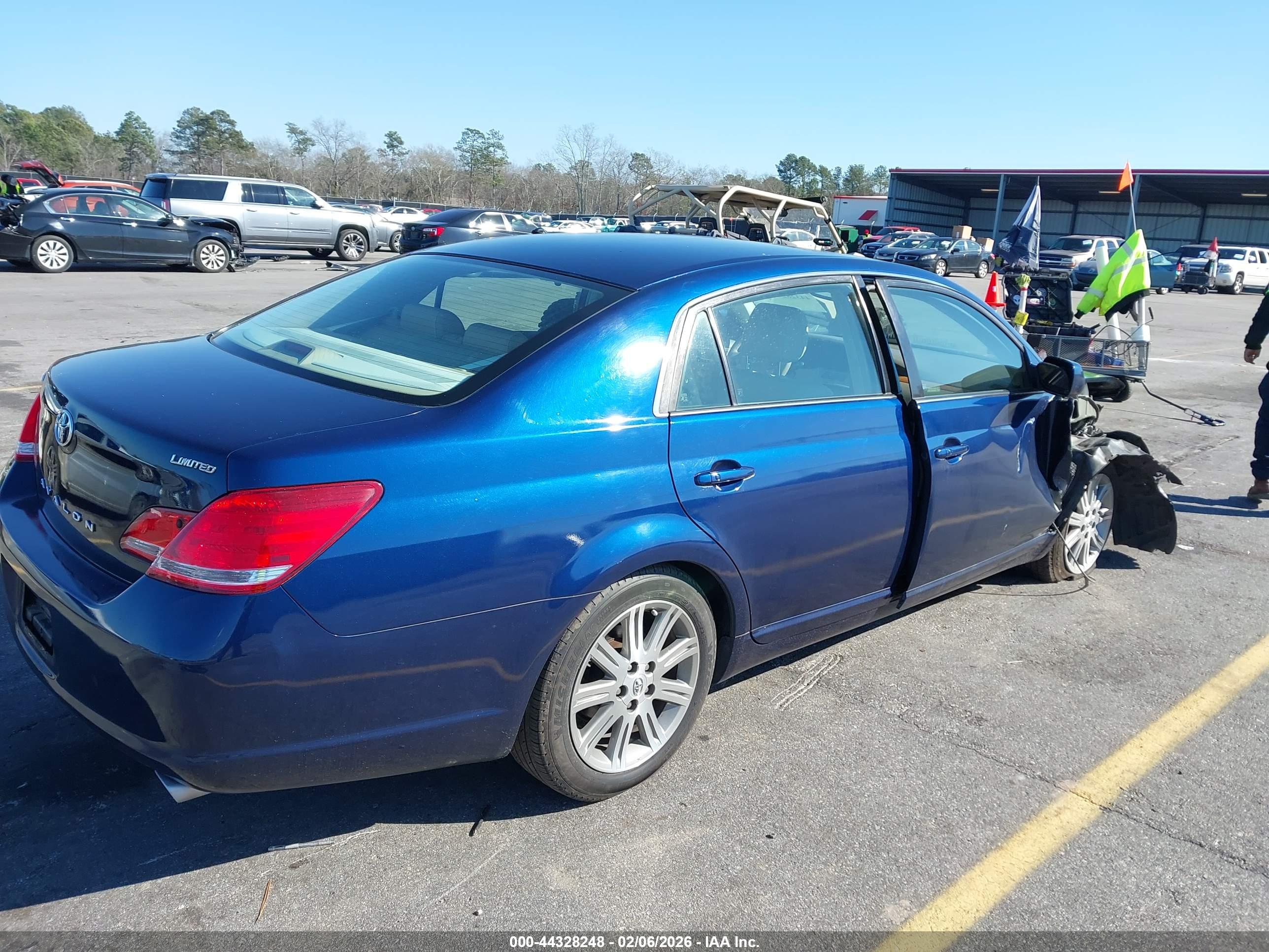 TOYOTA AVALON image 4