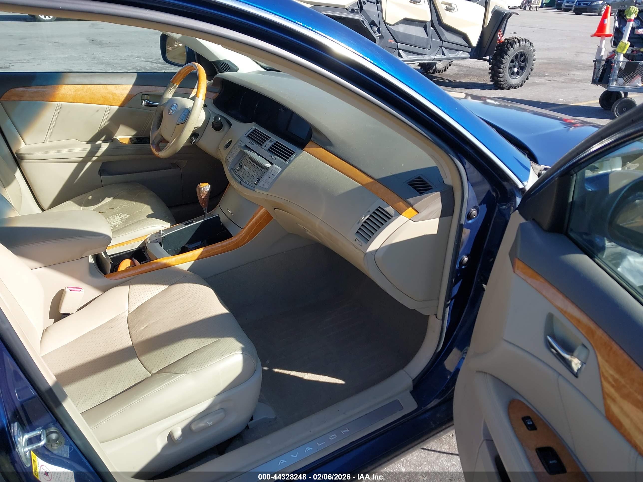 TOYOTA AVALON image 5