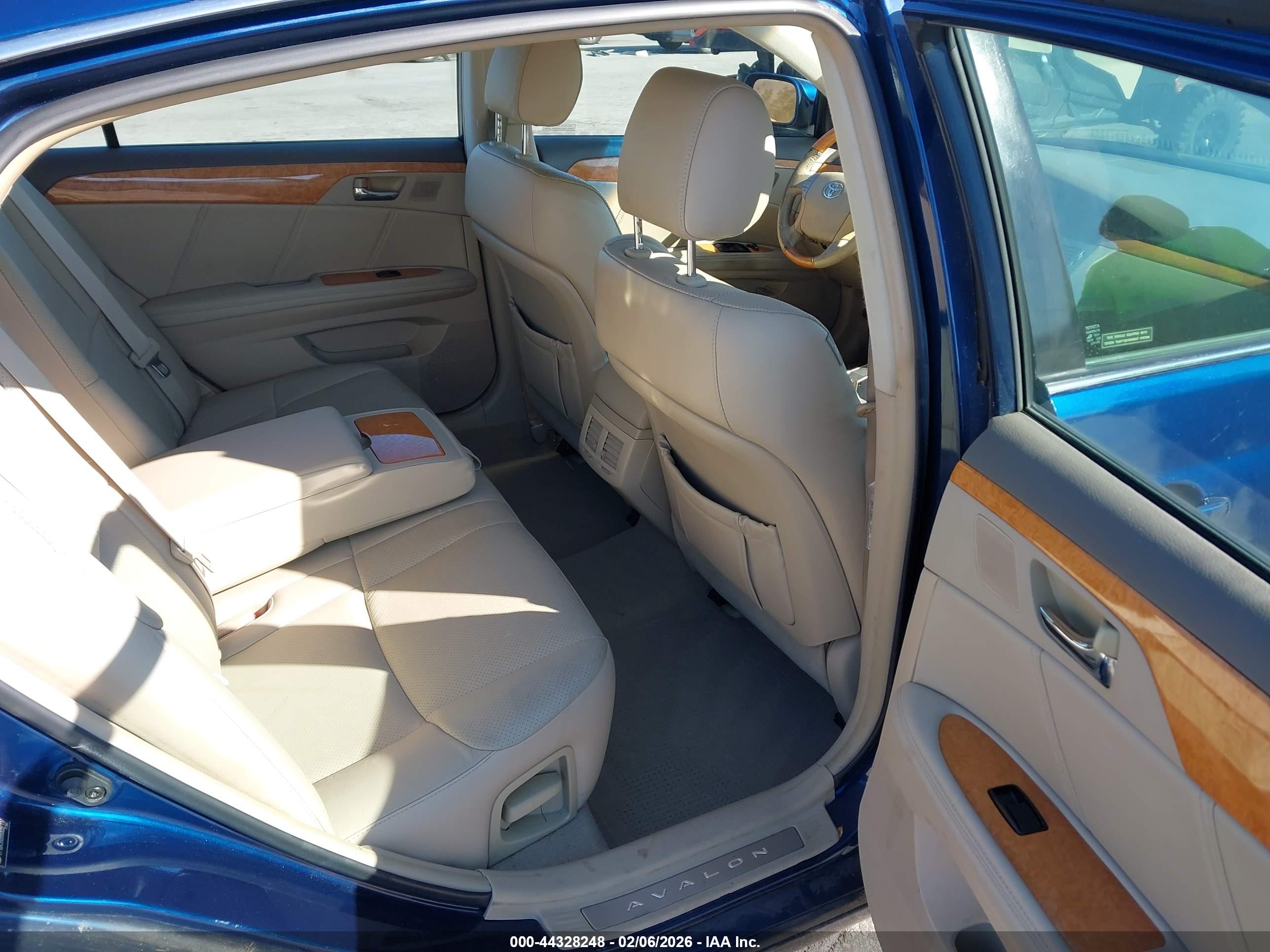 TOYOTA AVALON image 8
