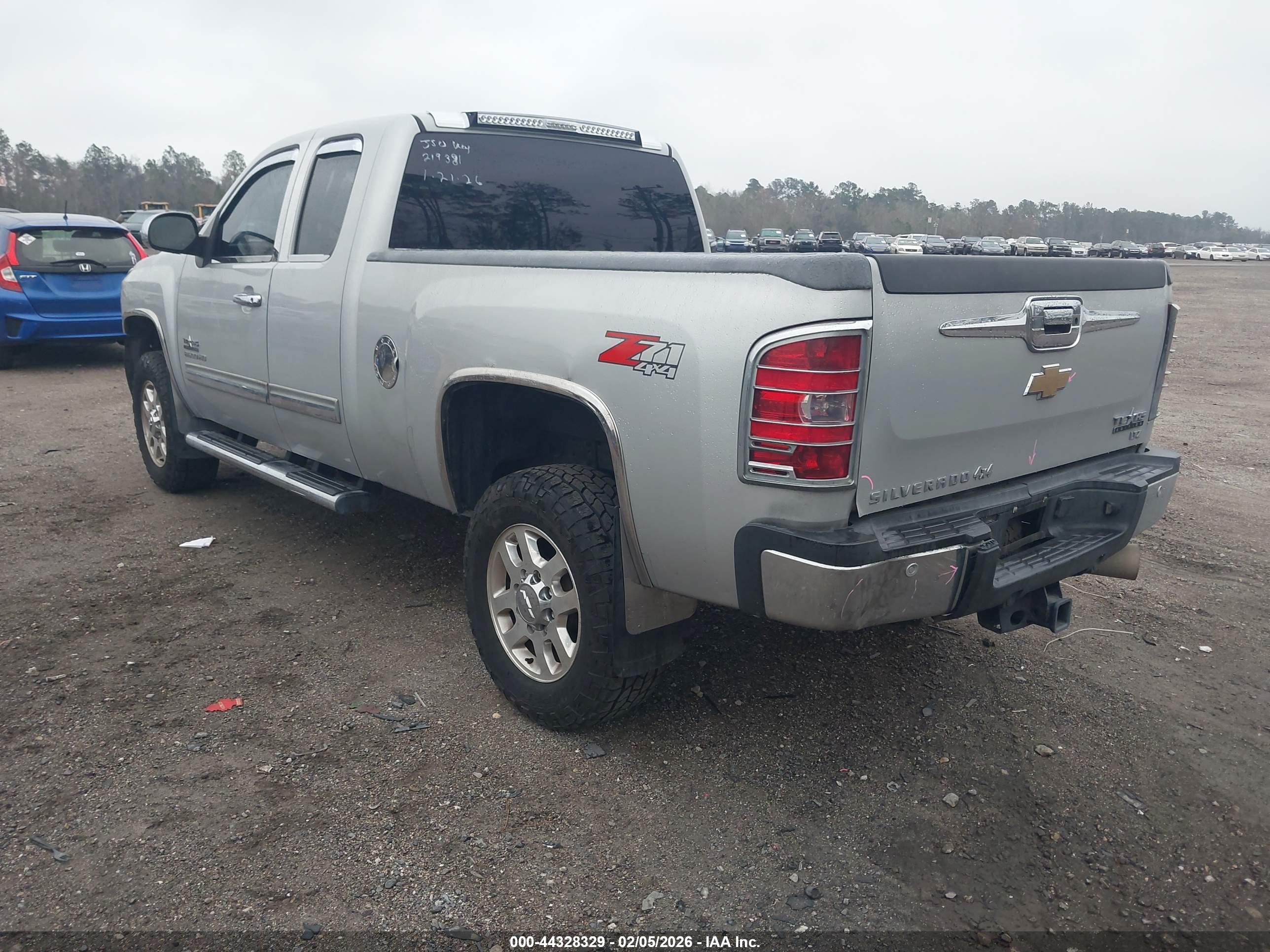 CHEVROLET SILVERADO image 3