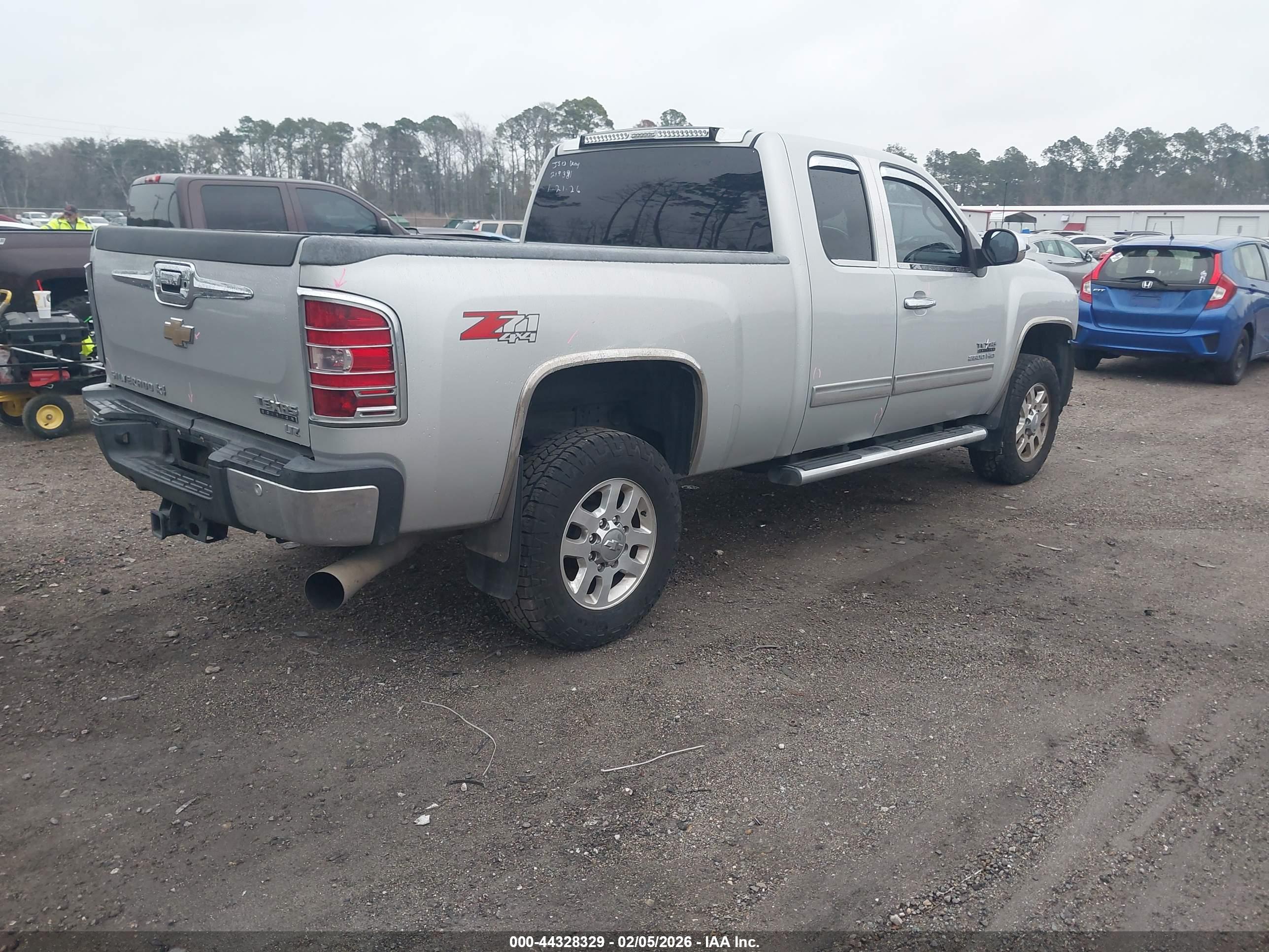 CHEVROLET SILVERADO image 4