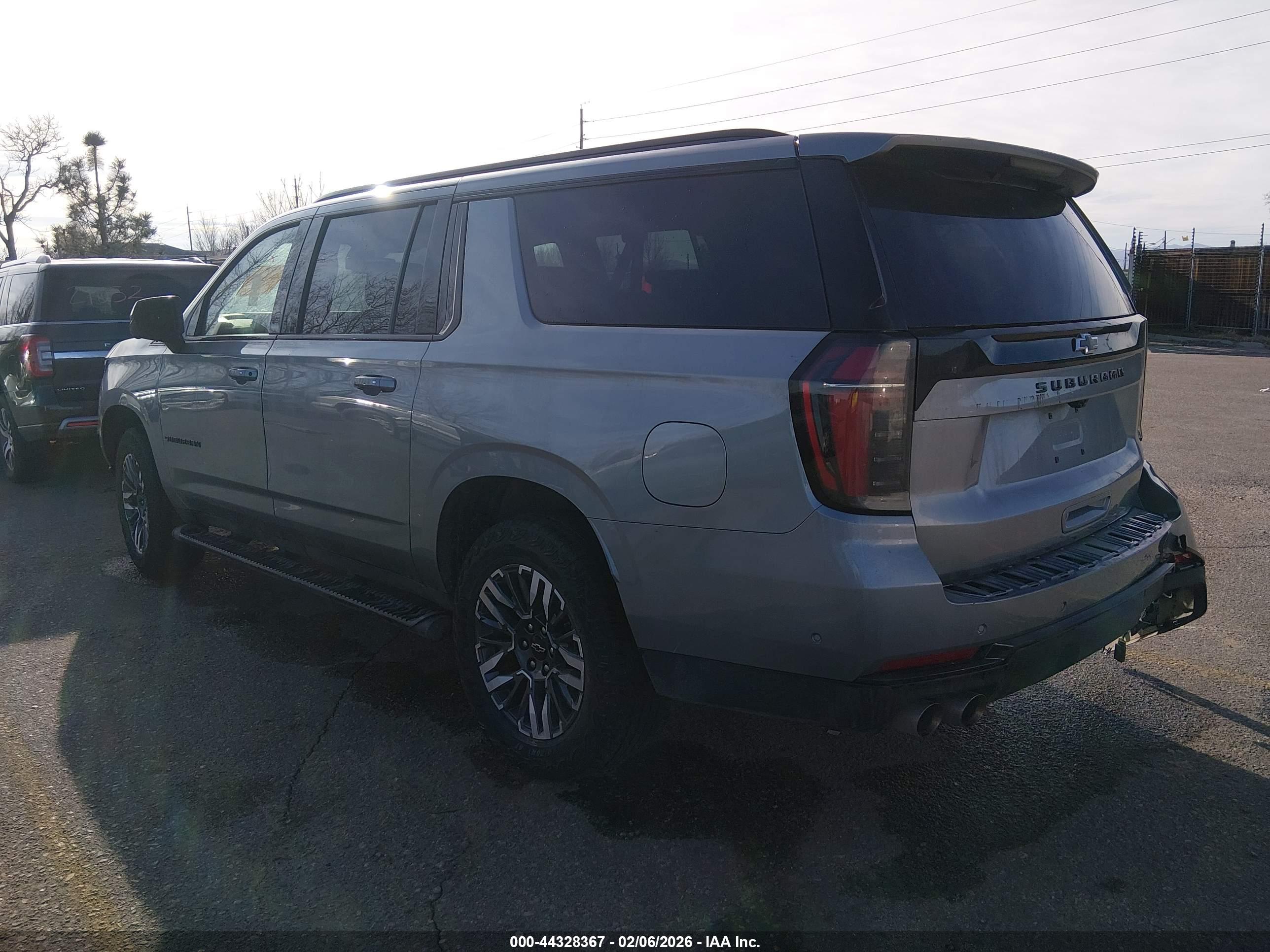 CHEVROLET SUBURBAN image 3