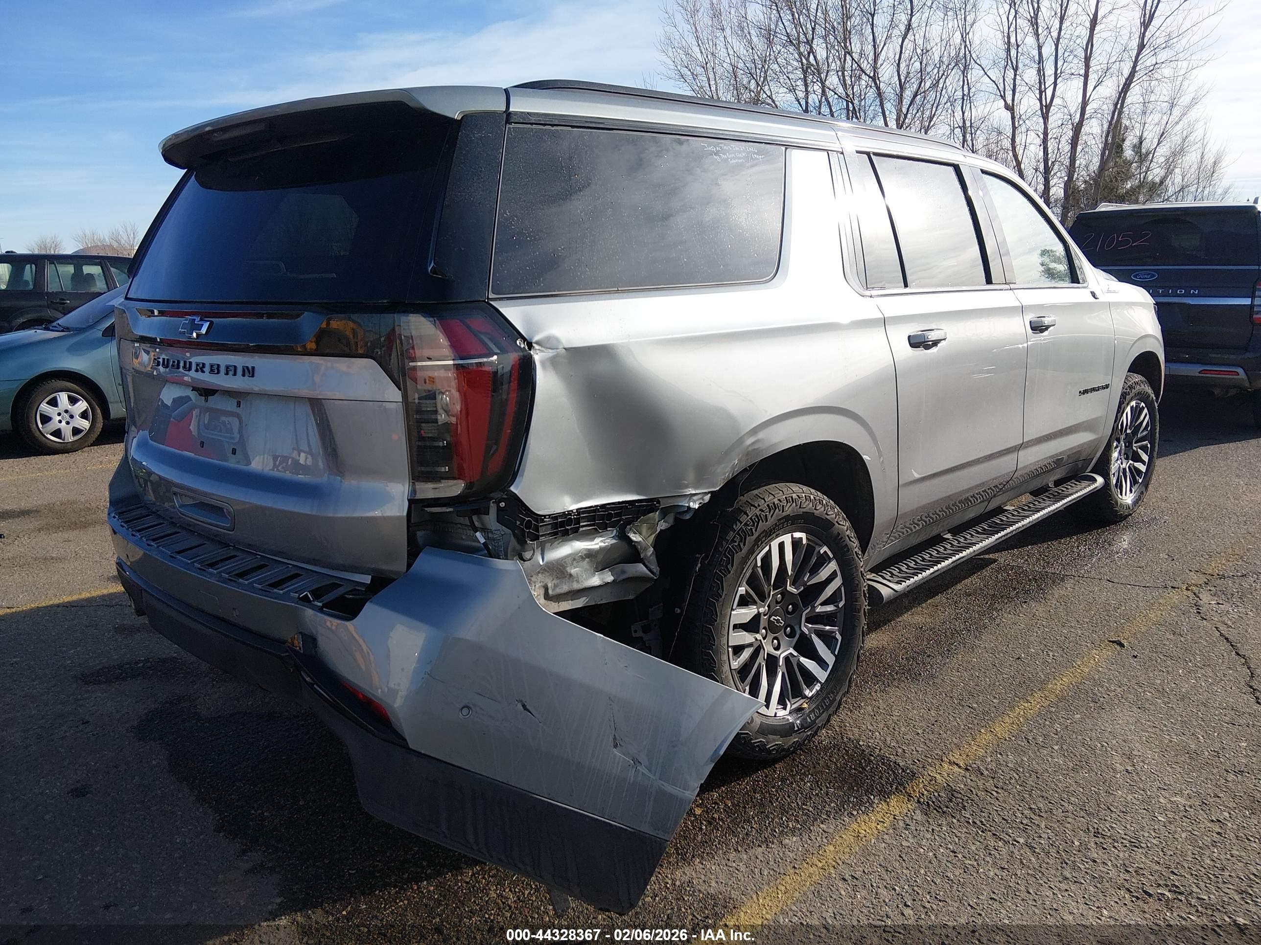 CHEVROLET SUBURBAN image 4