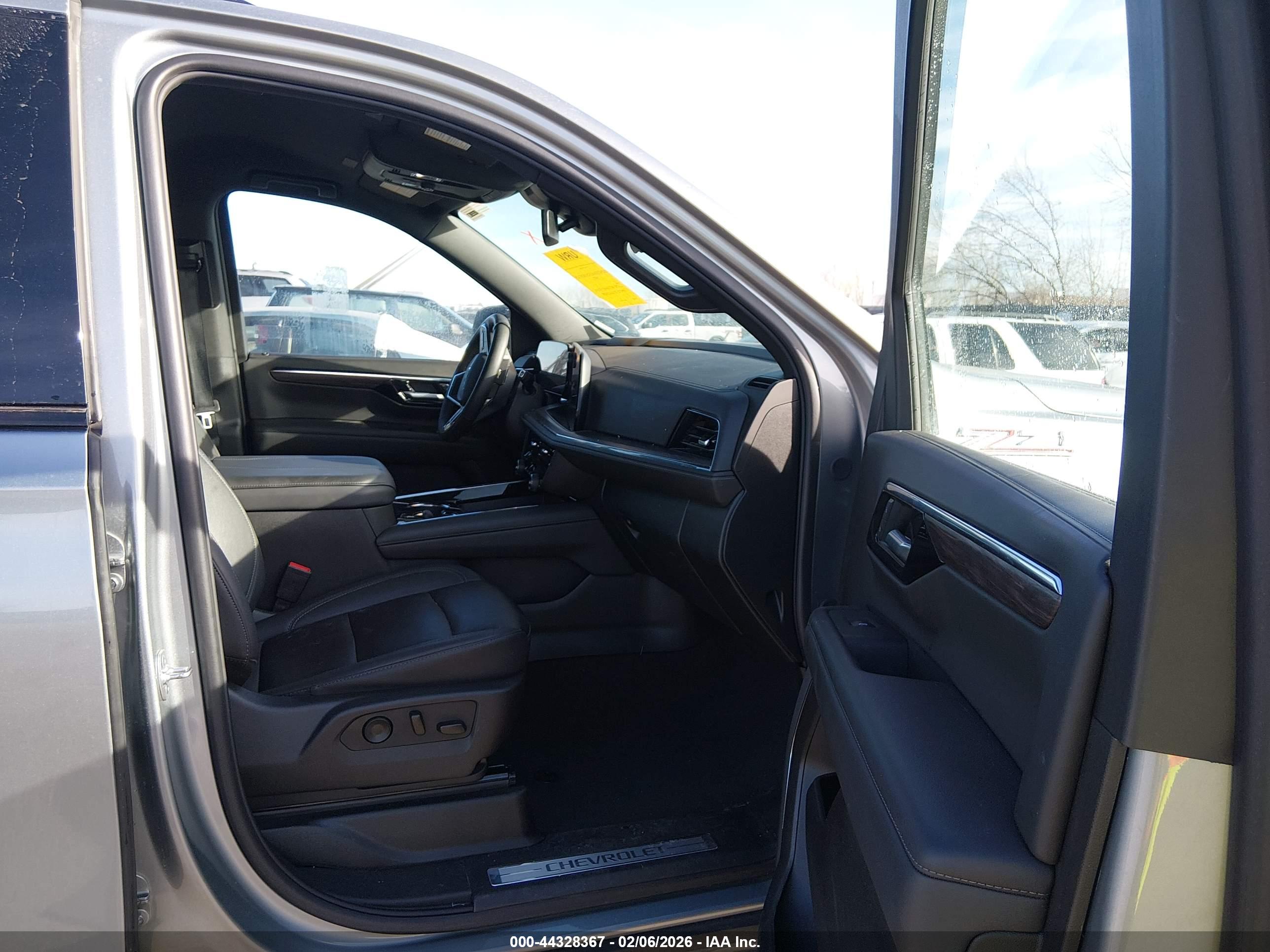 CHEVROLET SUBURBAN image 5