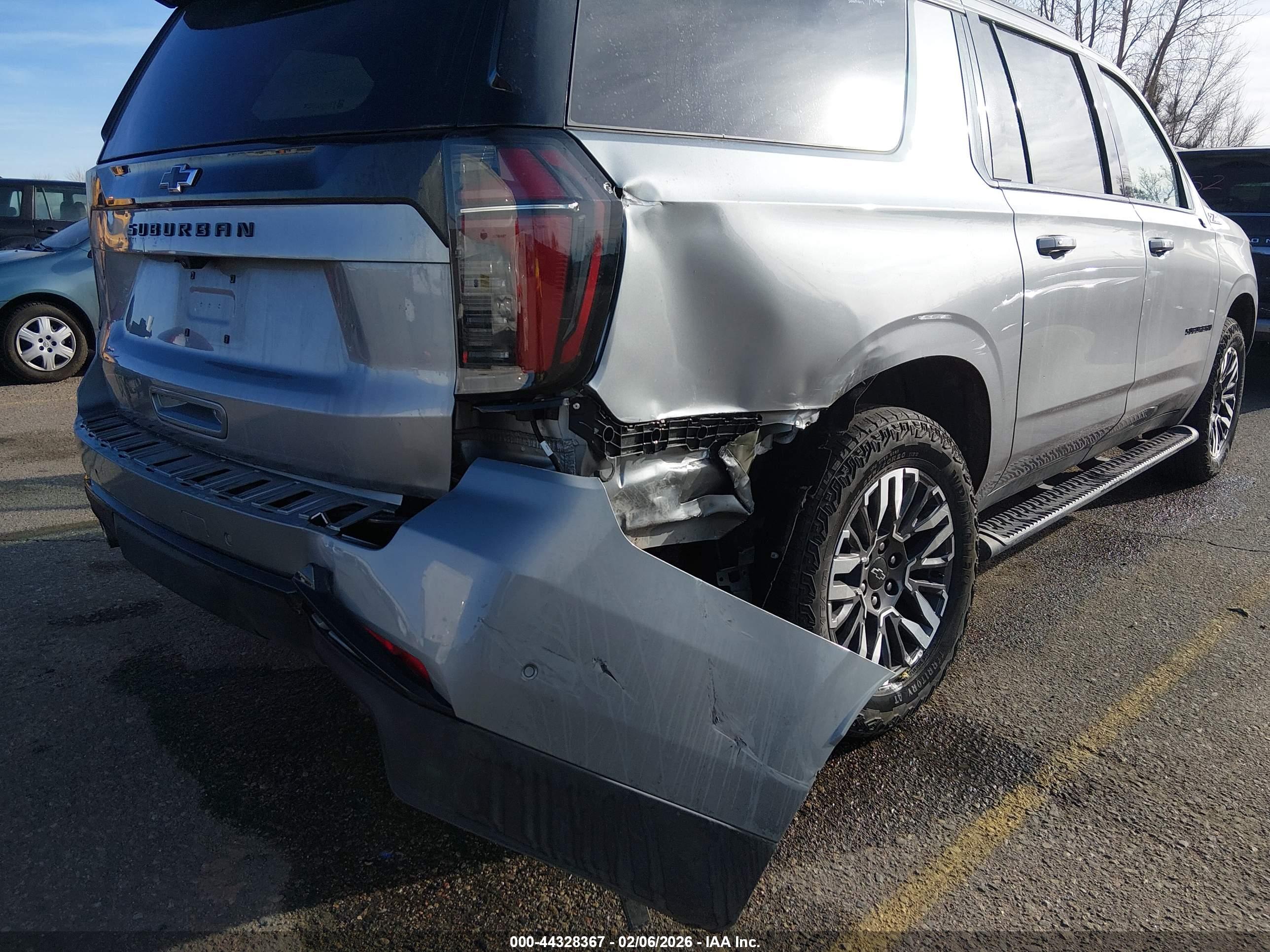 CHEVROLET SUBURBAN image 6
