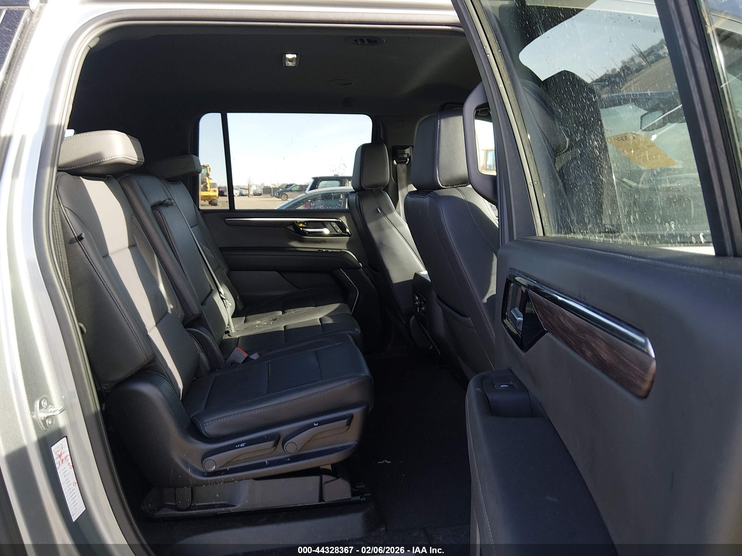 CHEVROLET SUBURBAN image 8