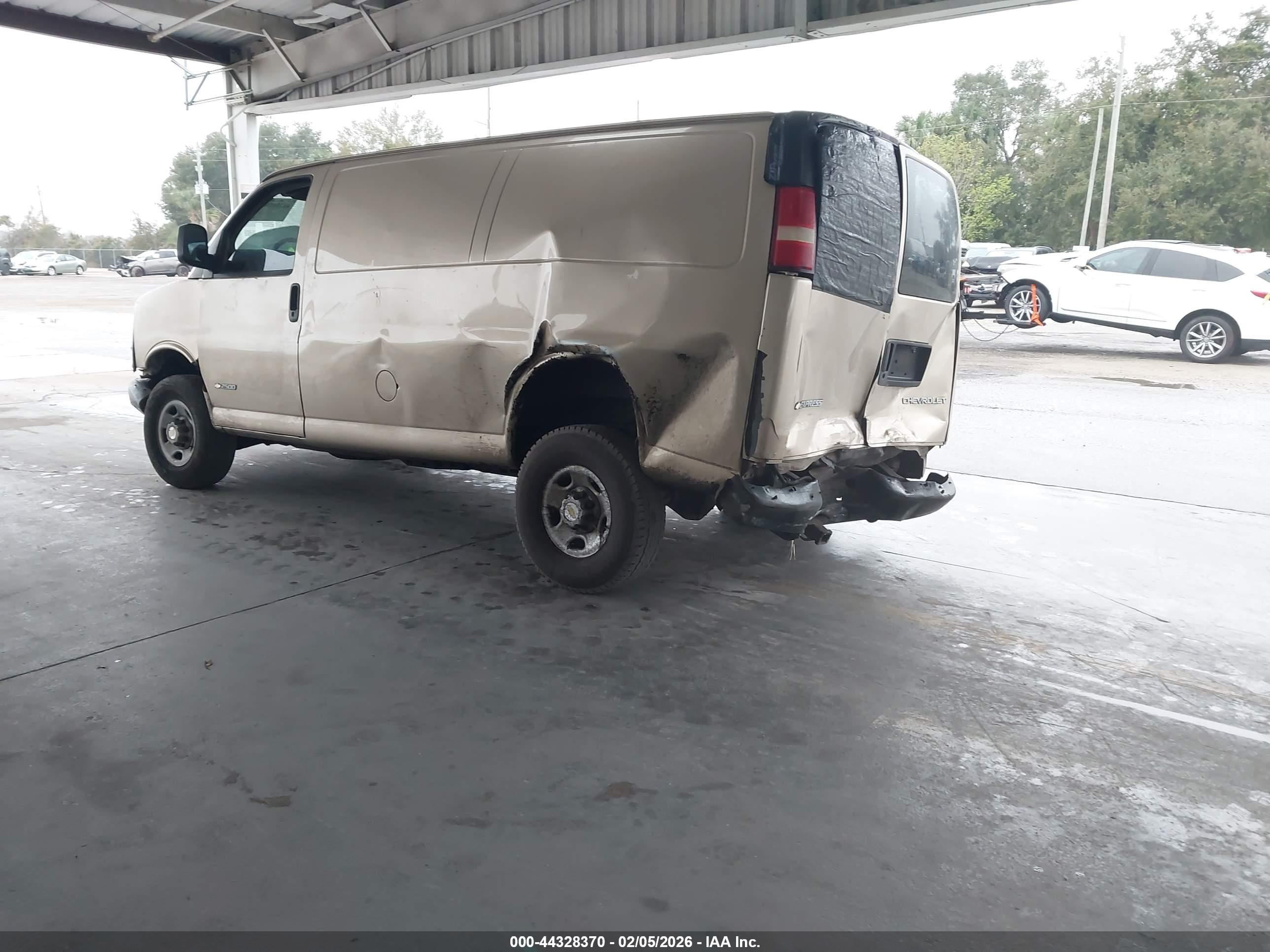 CHEVROLET EXPRESS image 3