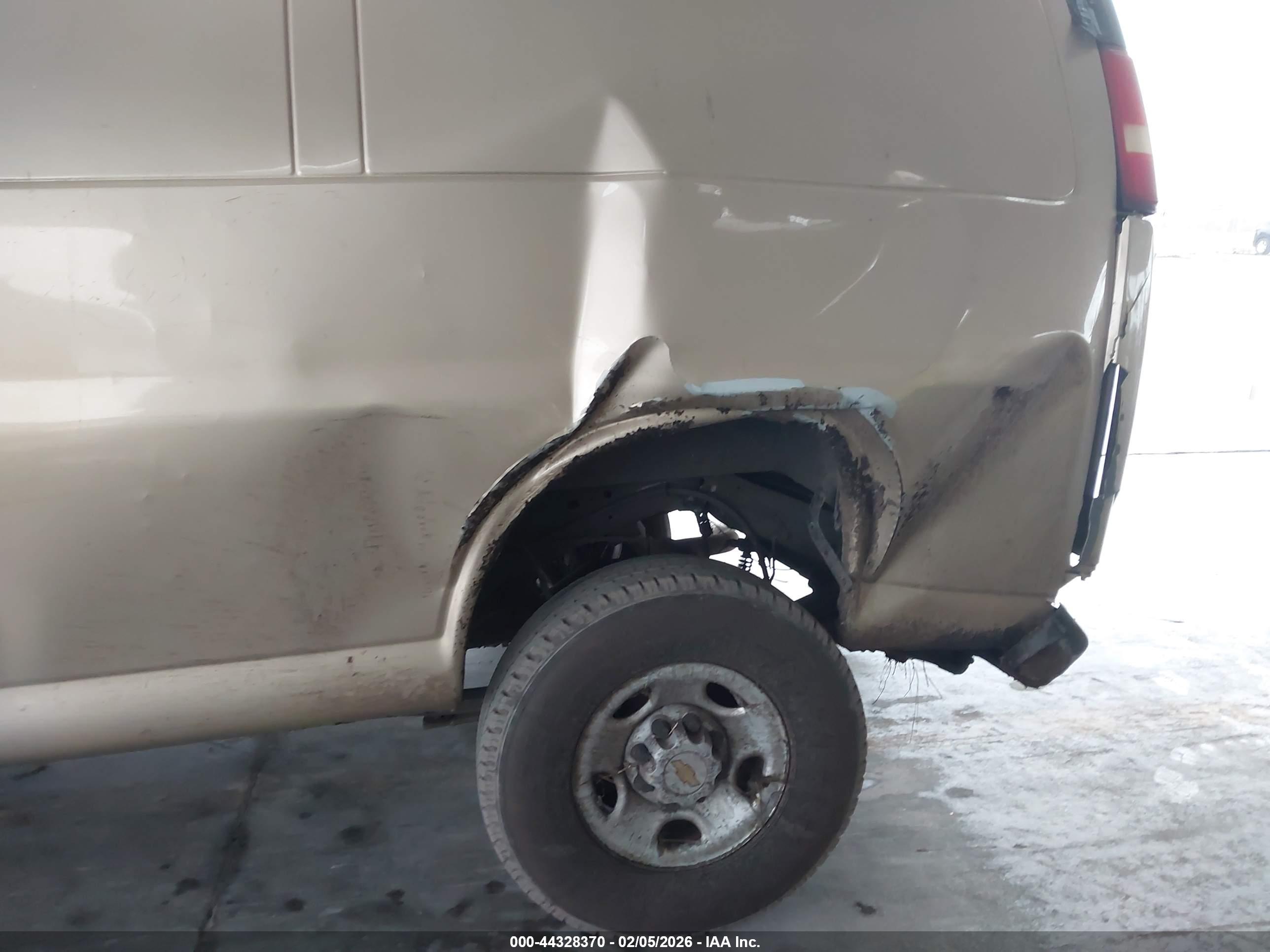 CHEVROLET EXPRESS image 6