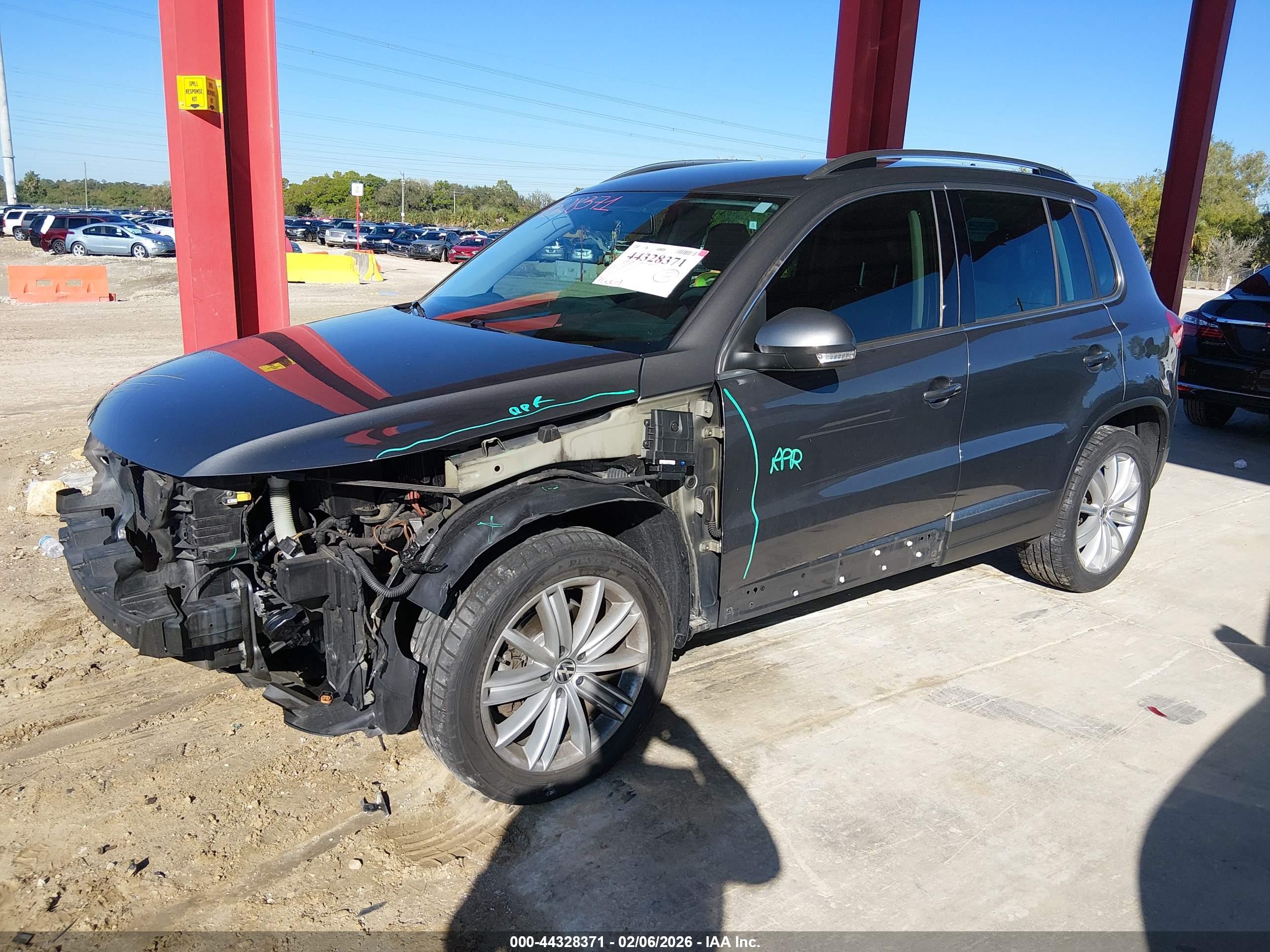 VOLKSWAGEN TIGUAN image 2