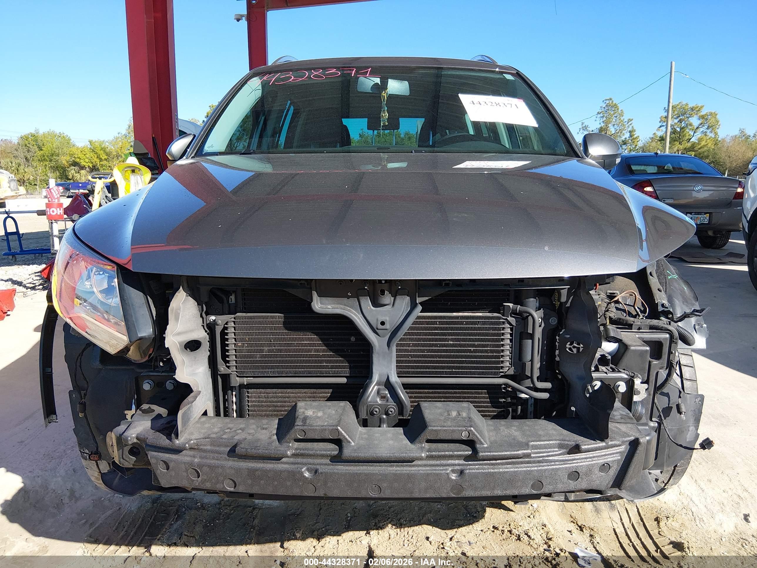 VOLKSWAGEN TIGUAN image 6