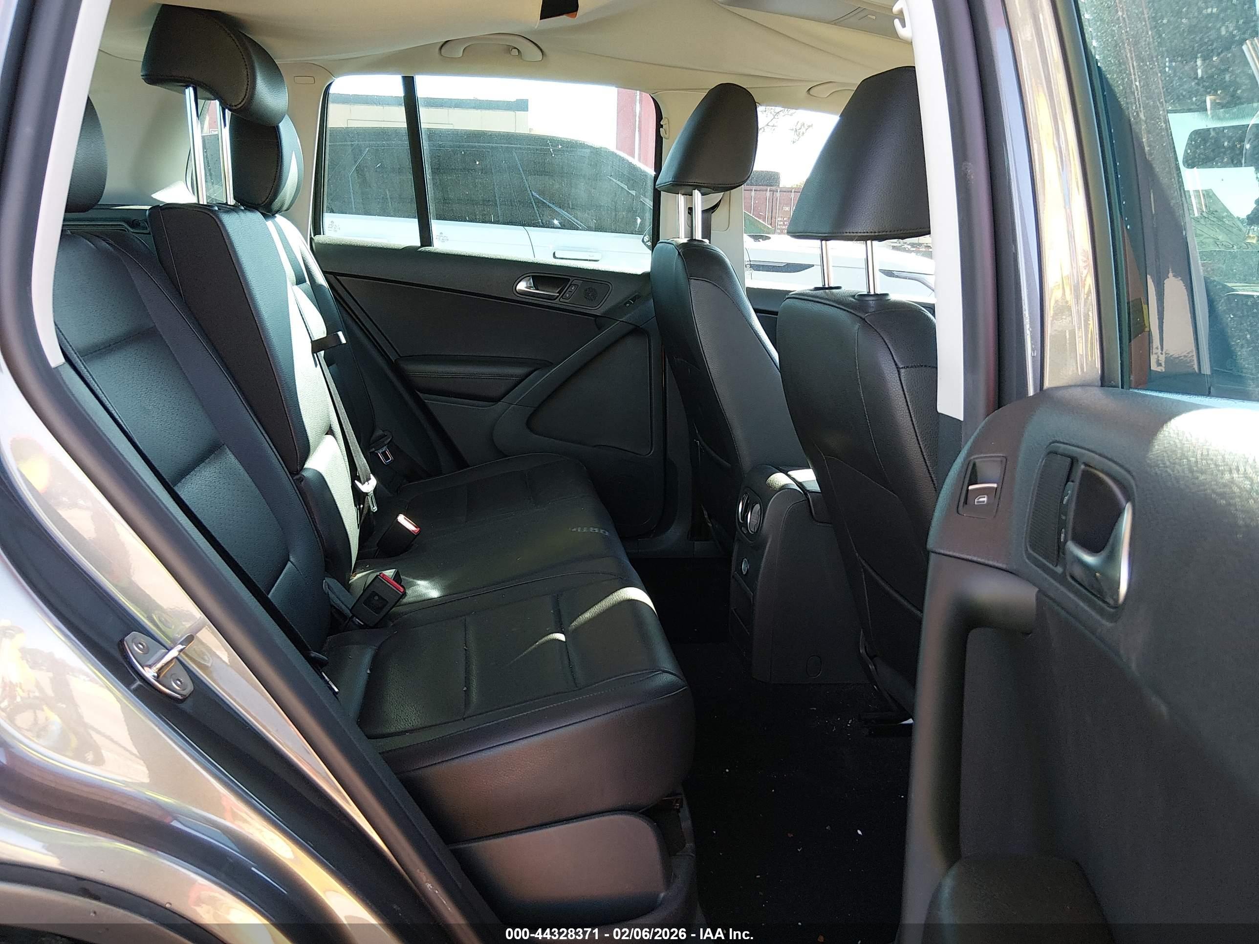 VOLKSWAGEN TIGUAN image 8