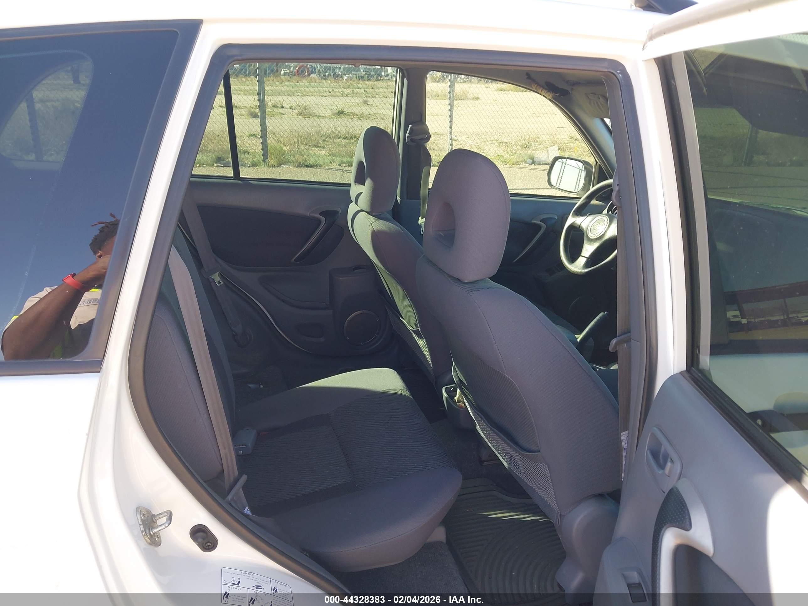 TOYOTA RAV4 image 8
