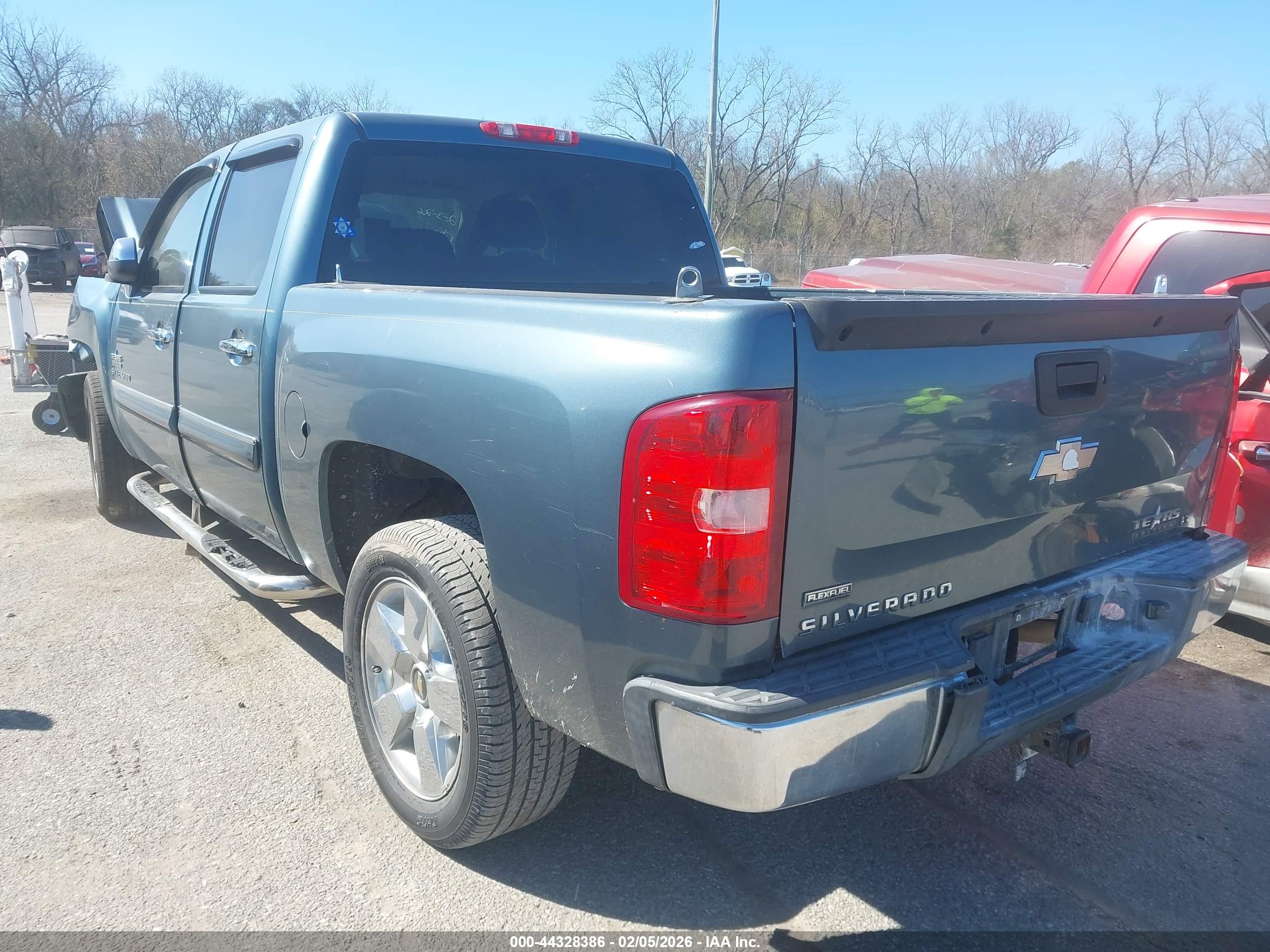 CHEVROLET SILVERADO image 3