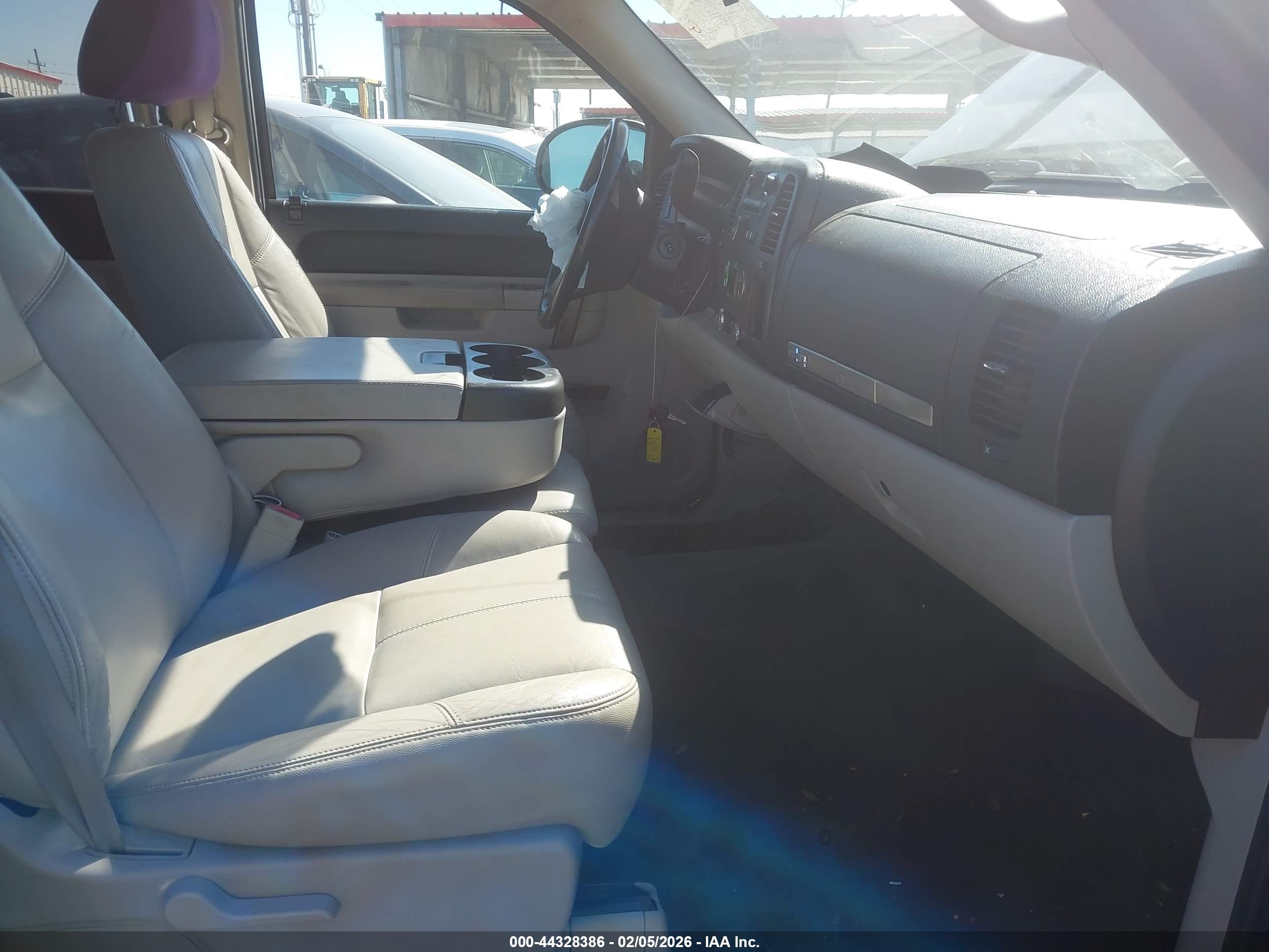CHEVROLET SILVERADO image 5