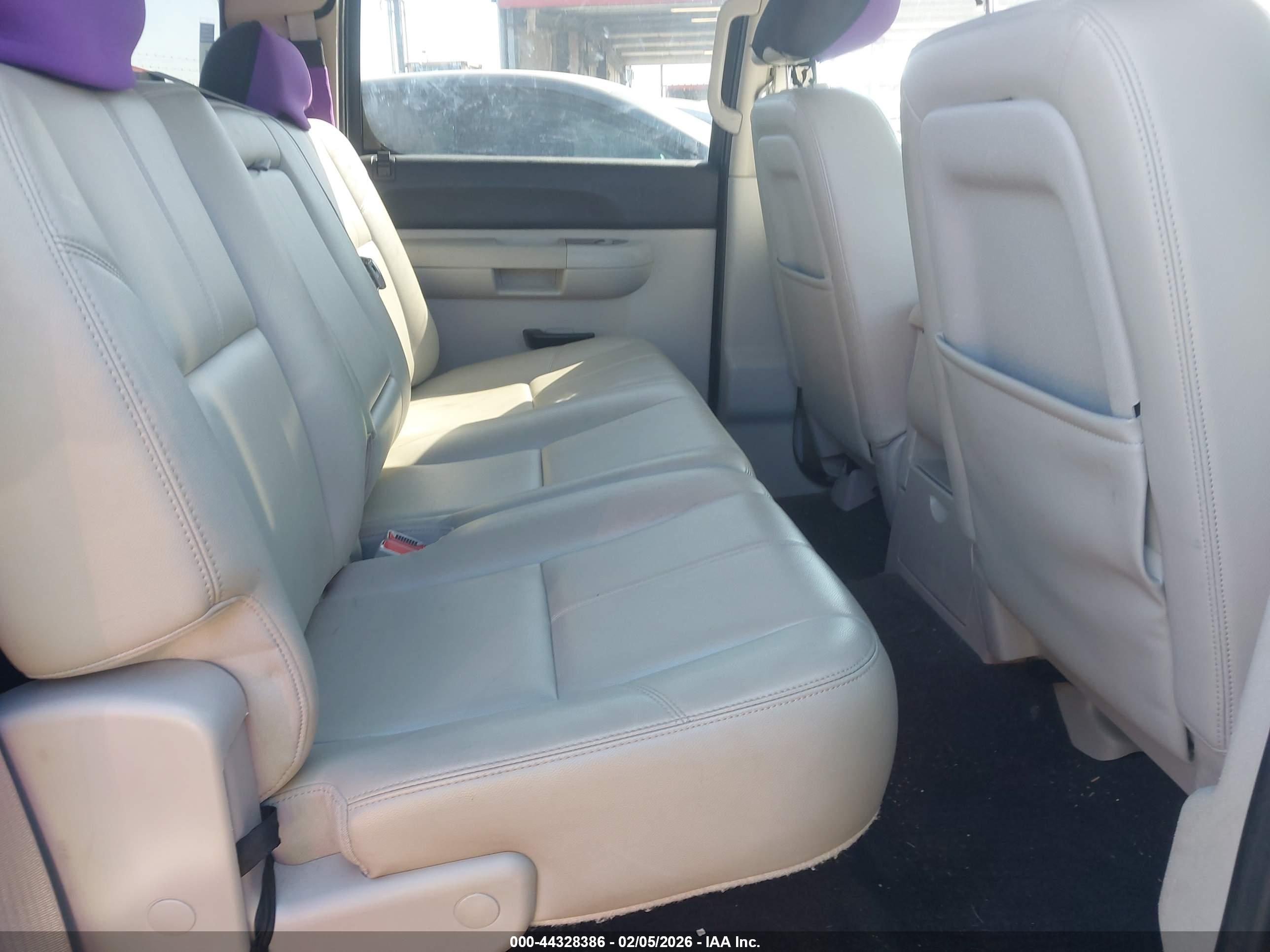 CHEVROLET SILVERADO image 8