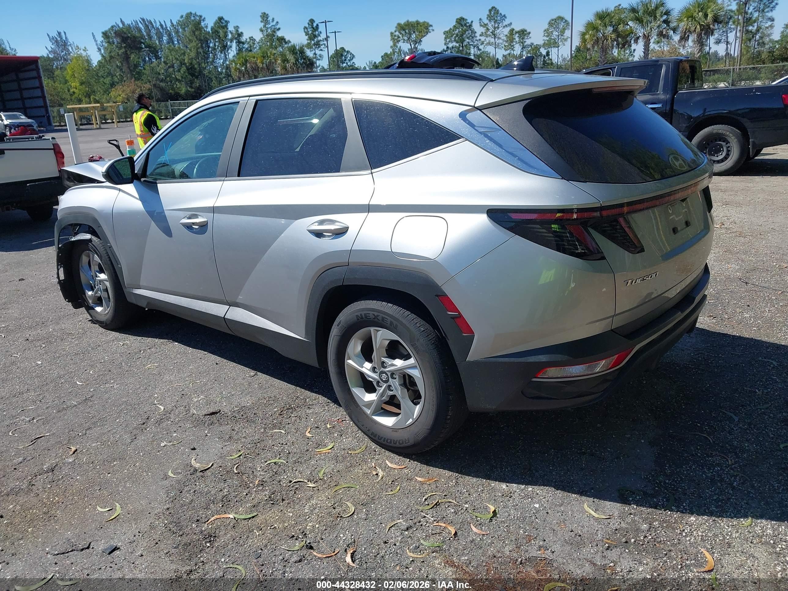HYUNDAI TUCSON image 3