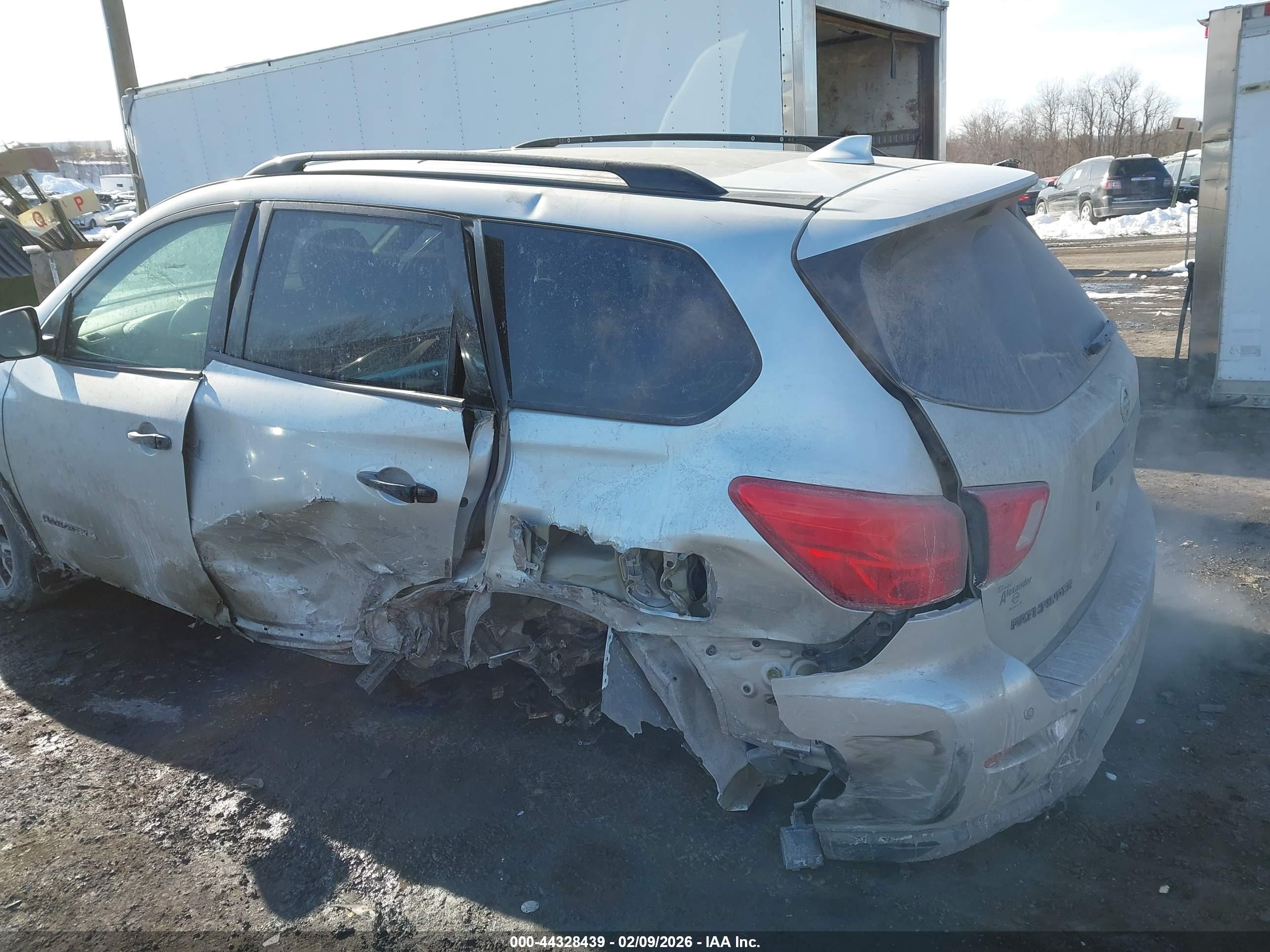 NISSAN PATHFINDER image 6
