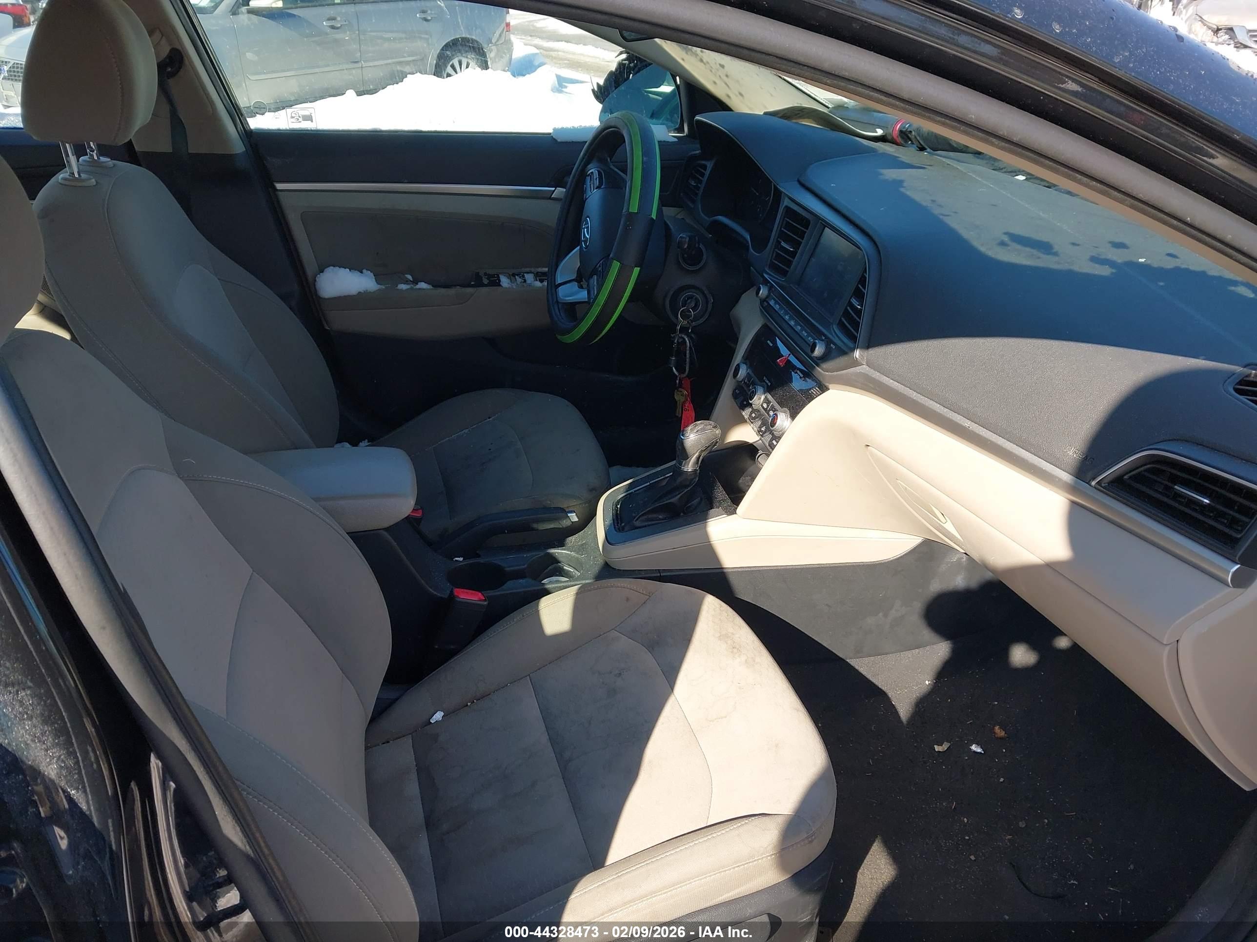 HYUNDAI ELANTRA image 5