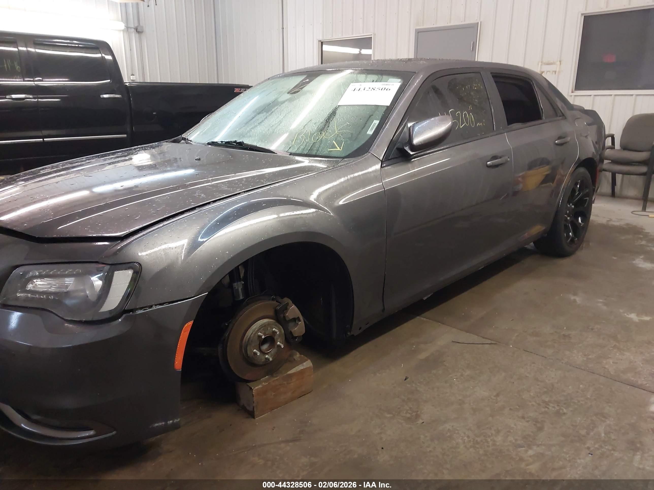 CHRYSLER 300 image 6