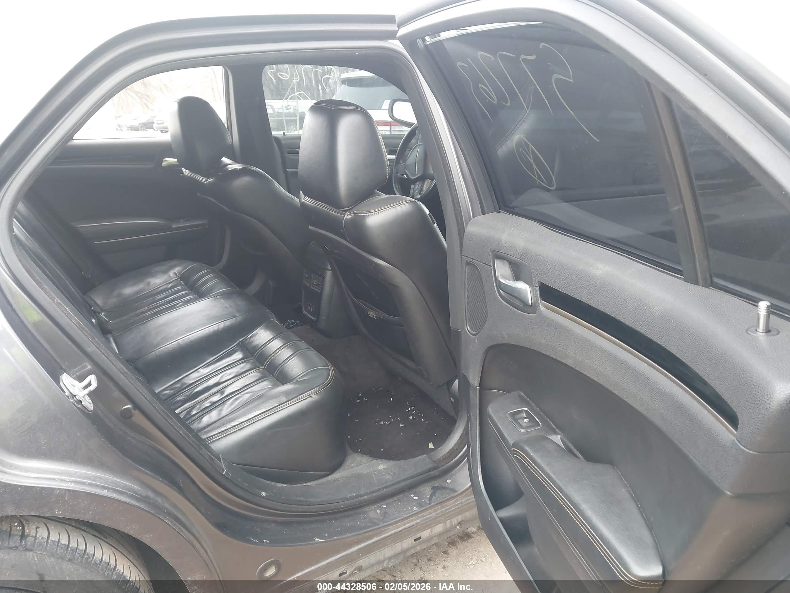 CHRYSLER 300 image 8