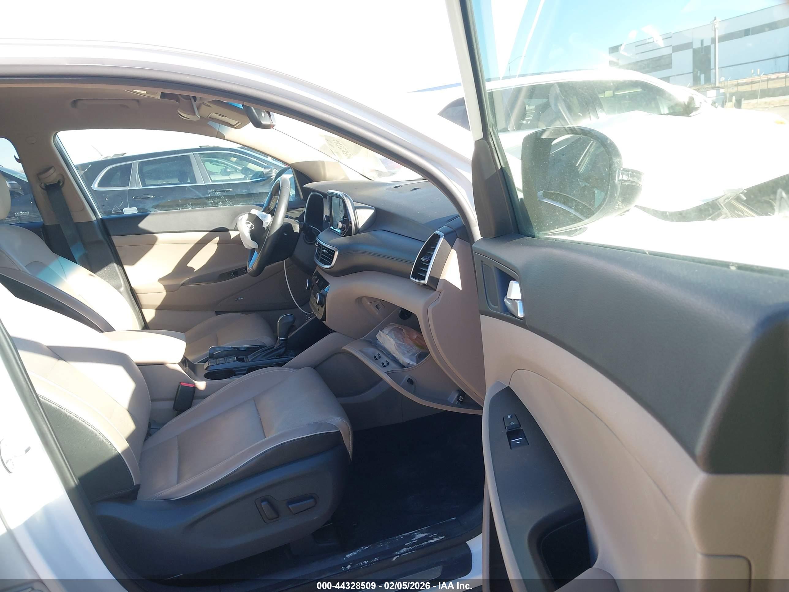 HYUNDAI TUCSON image 5
