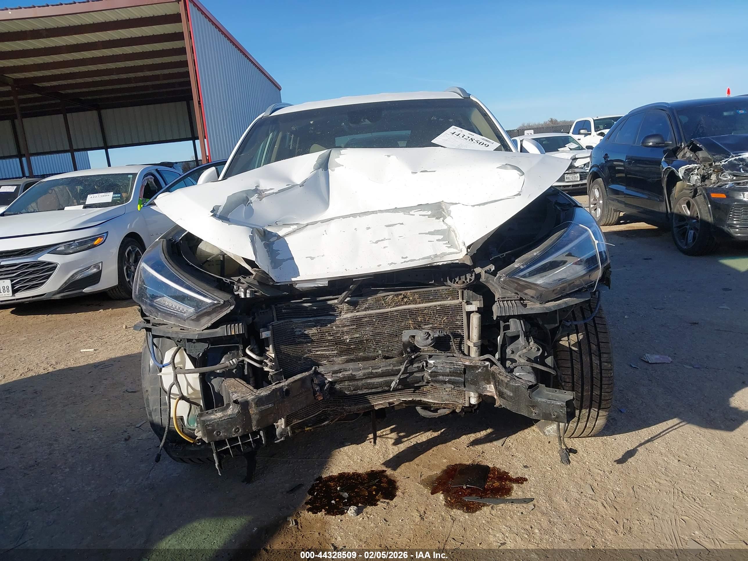 HYUNDAI TUCSON image 6