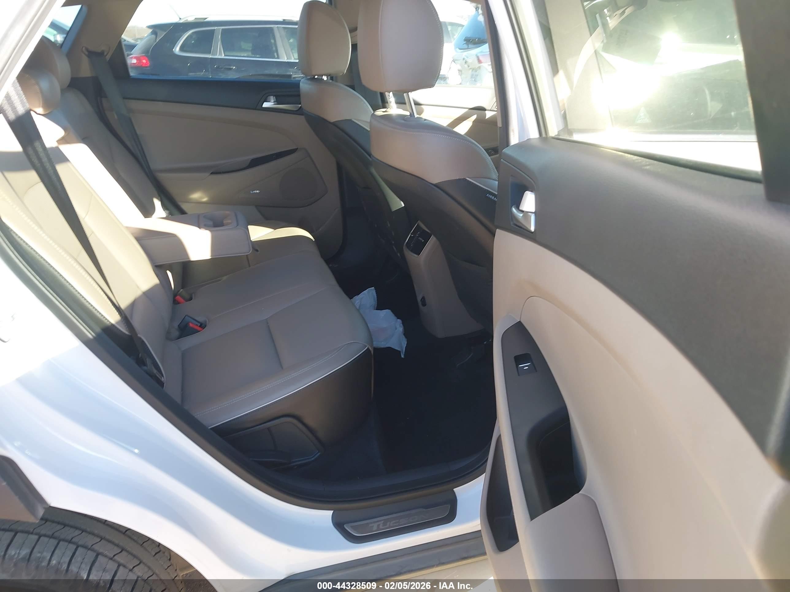 HYUNDAI TUCSON image 8