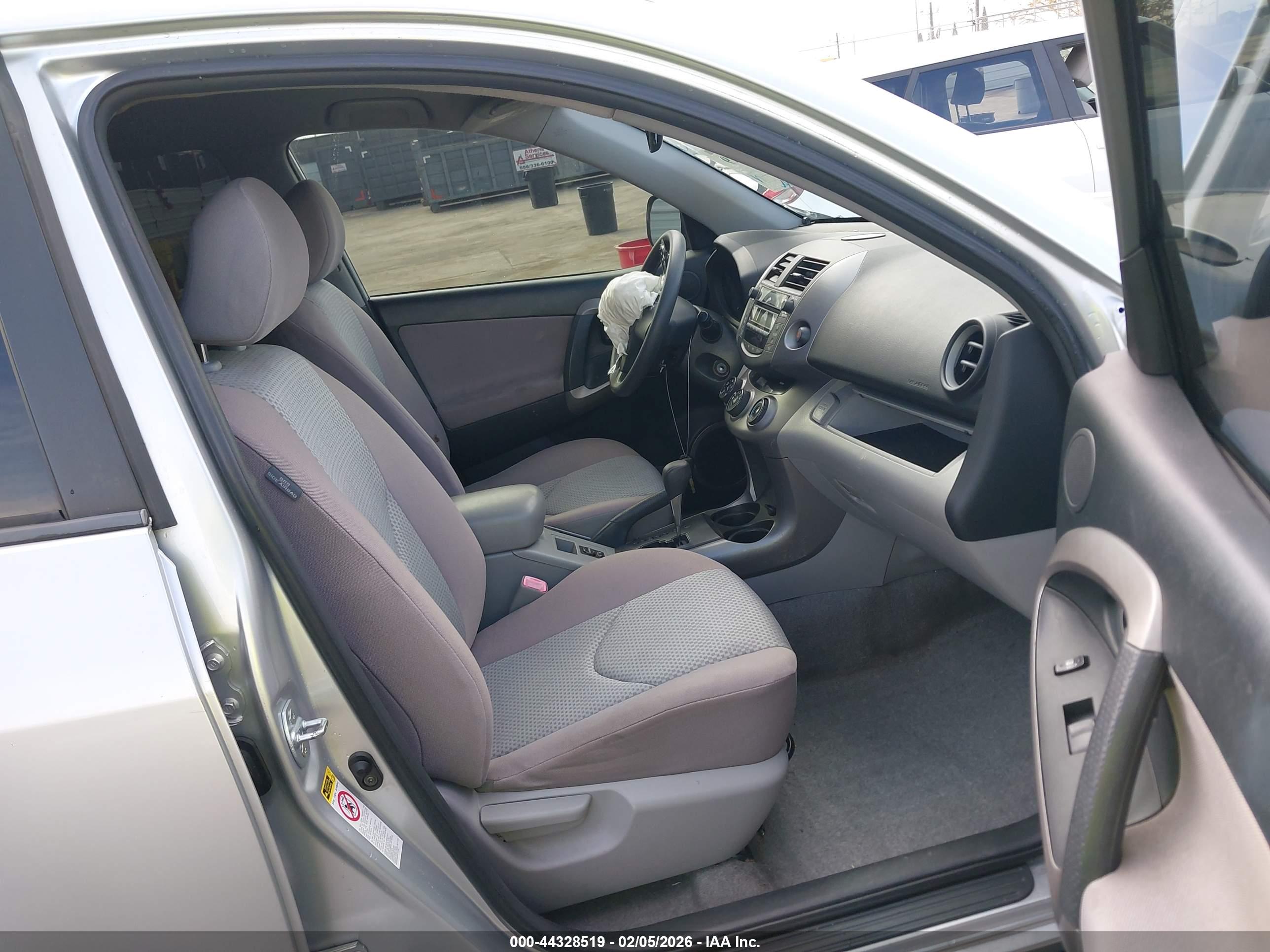 TOYOTA RAV4 image 5