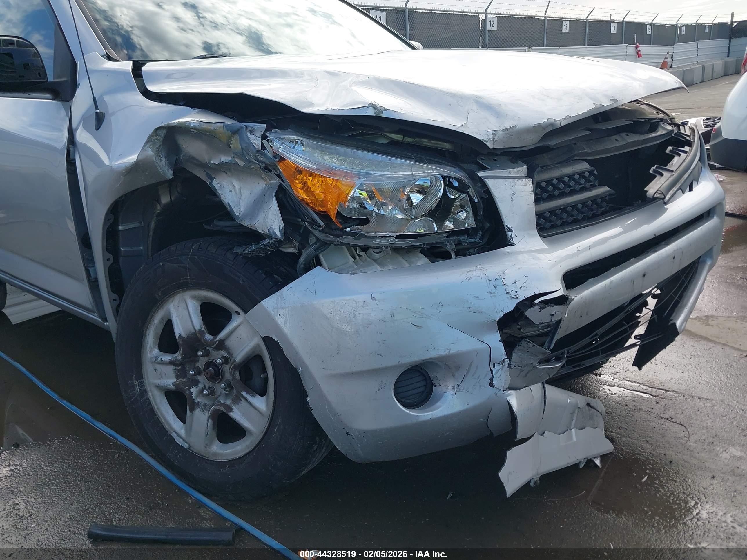 TOYOTA RAV4 image 6