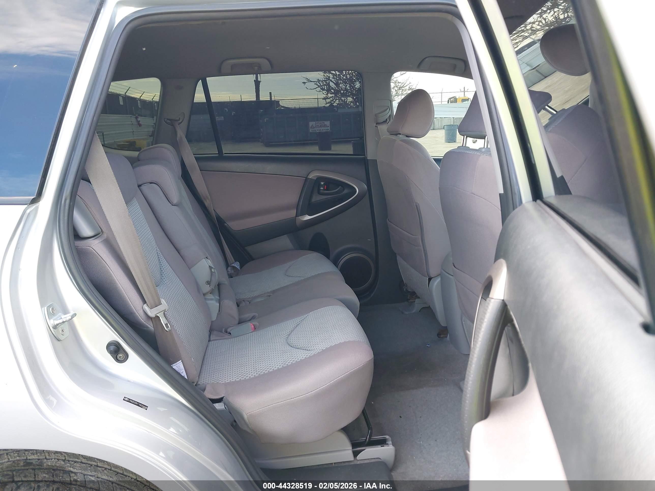 TOYOTA RAV4 image 8