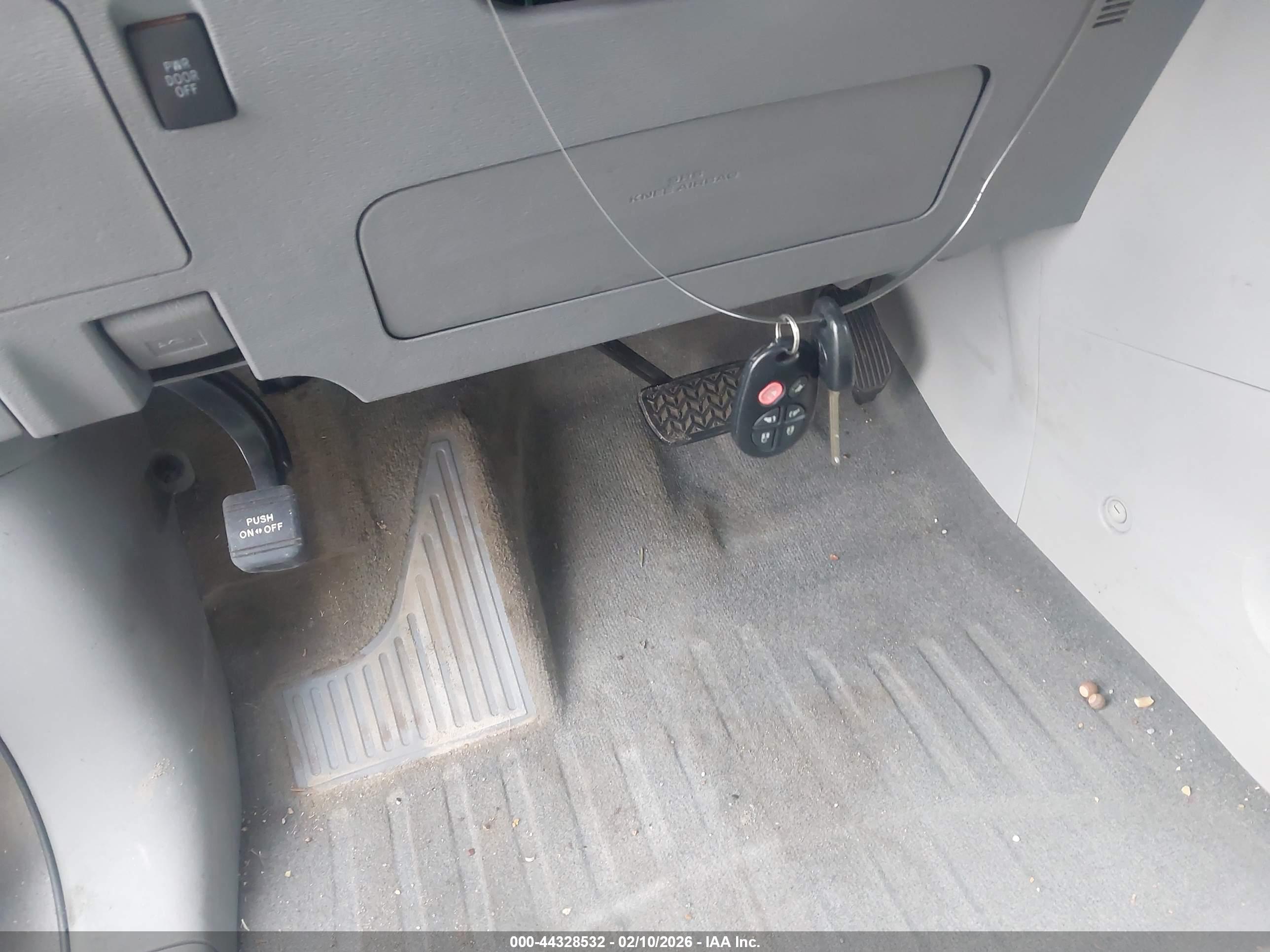 TOYOTA SIENNA image 11