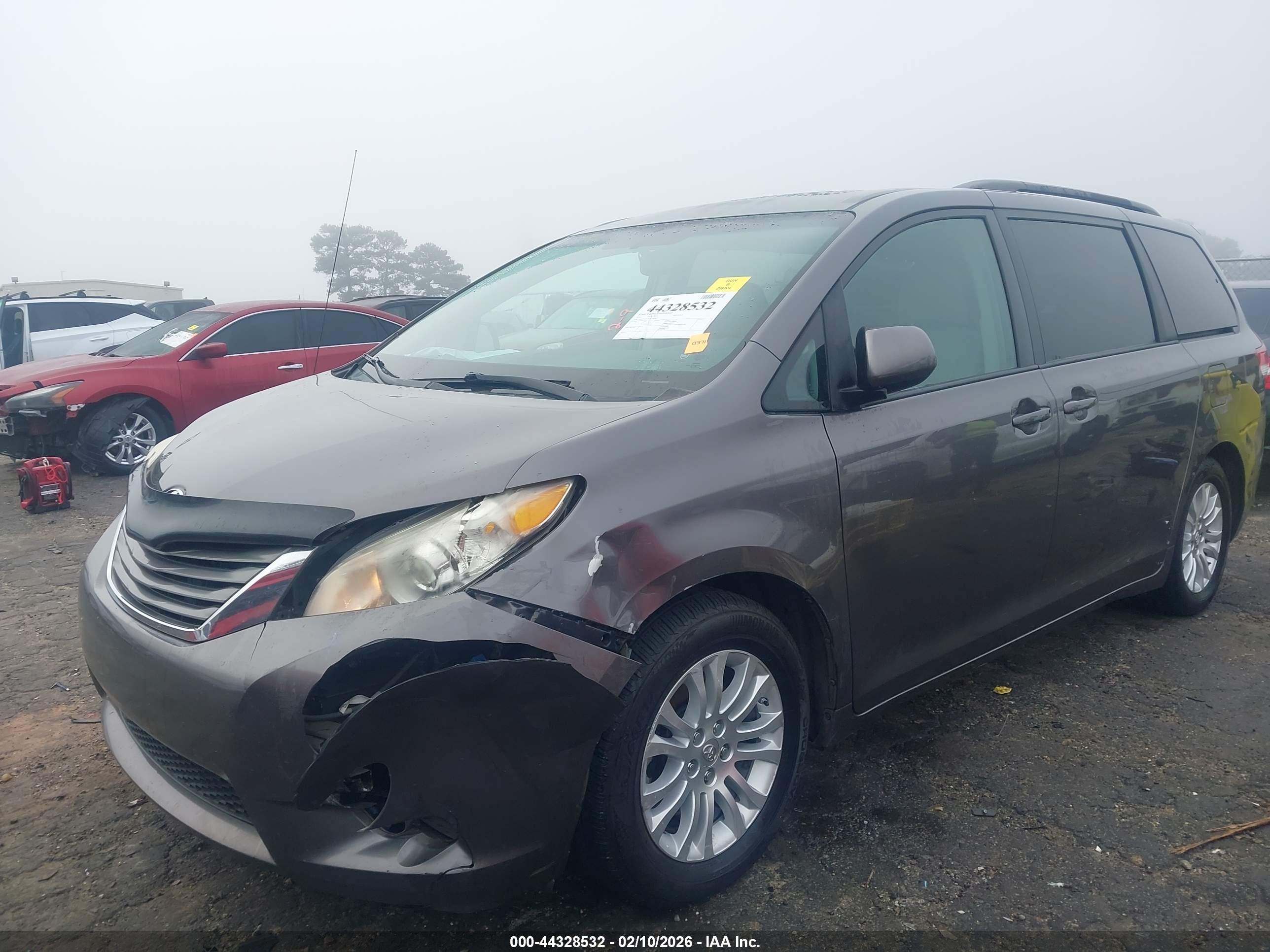 TOYOTA SIENNA image 6