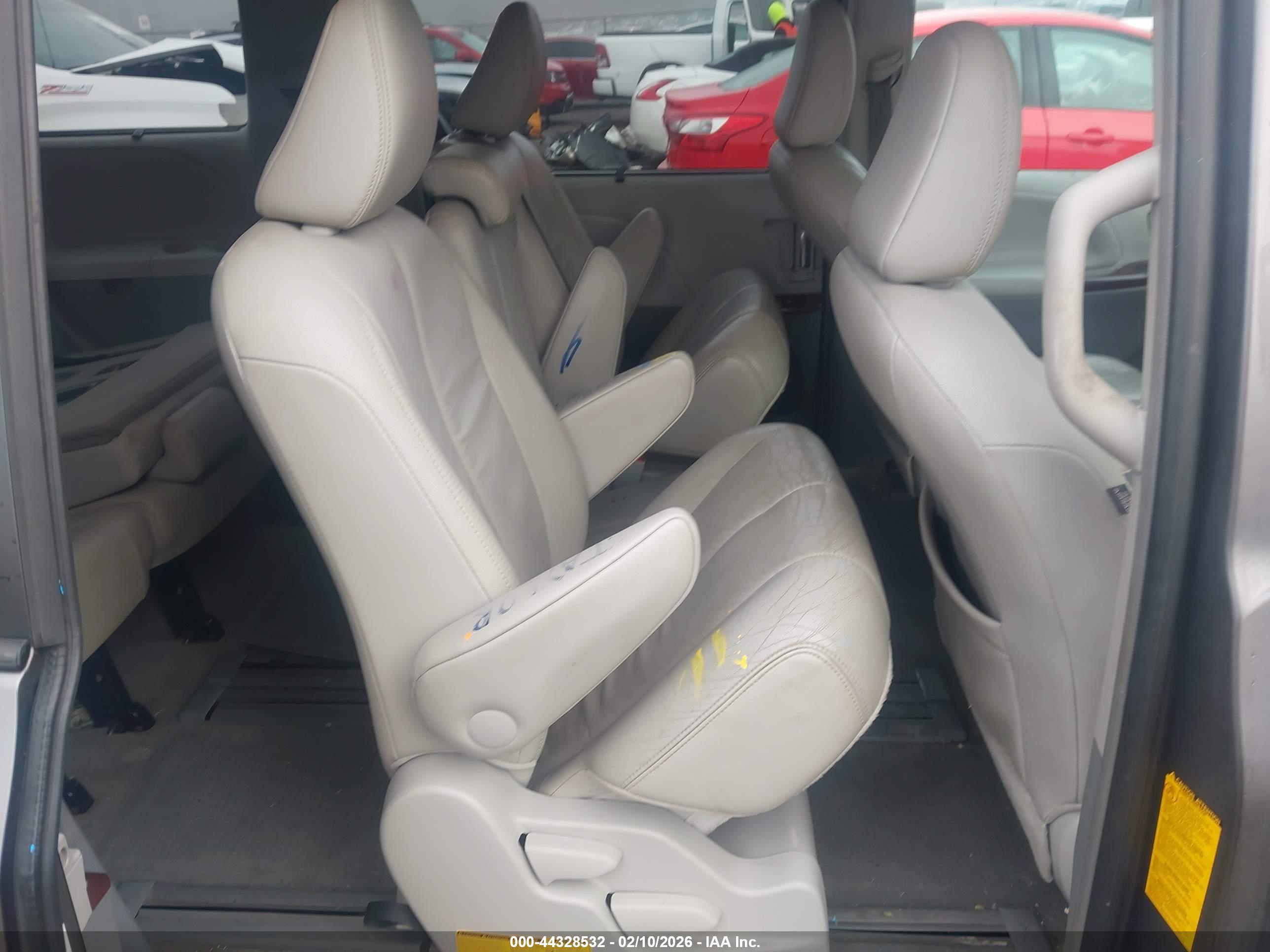 TOYOTA SIENNA image 8