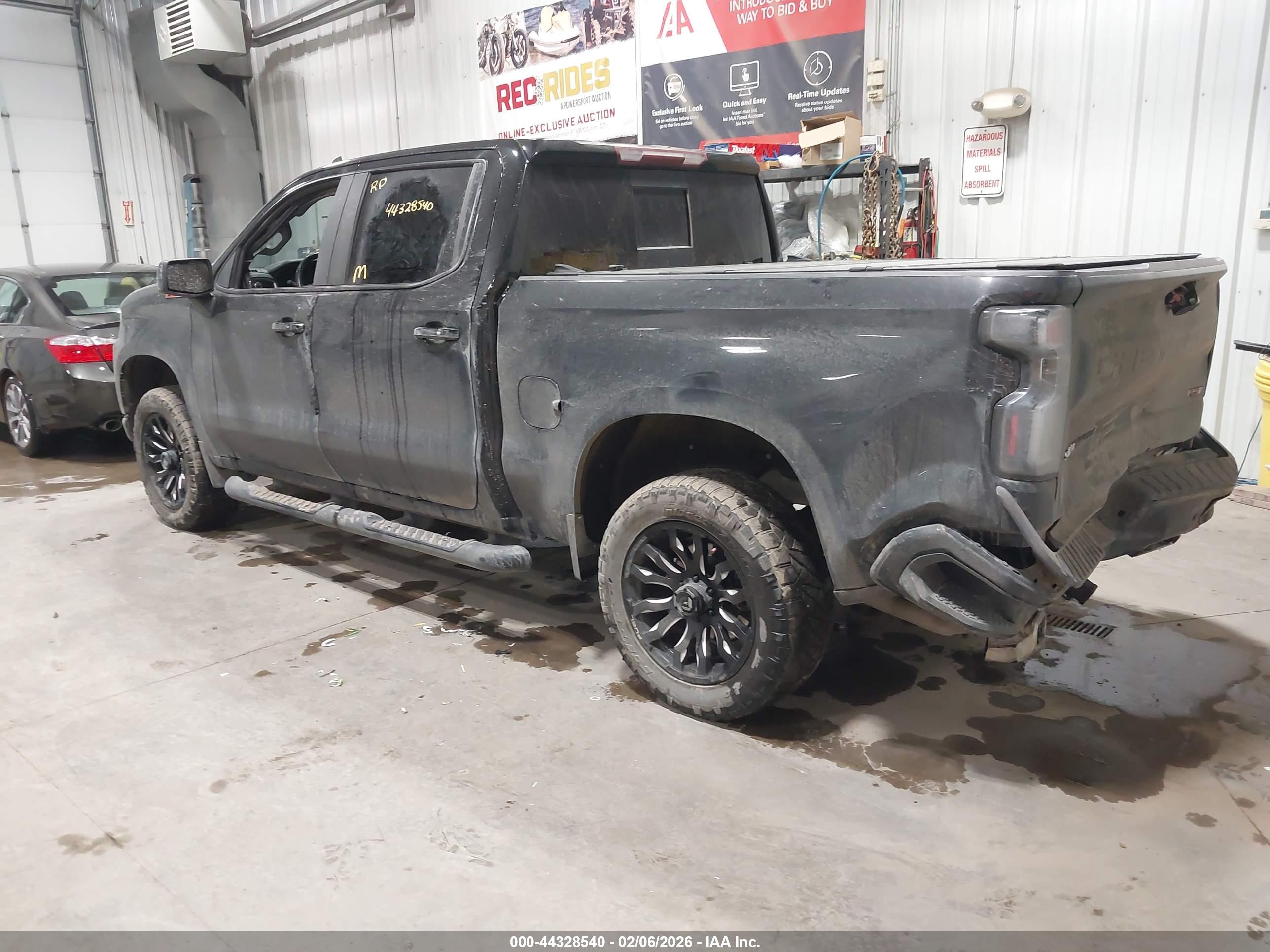 CHEVROLET SILVERADO image 3