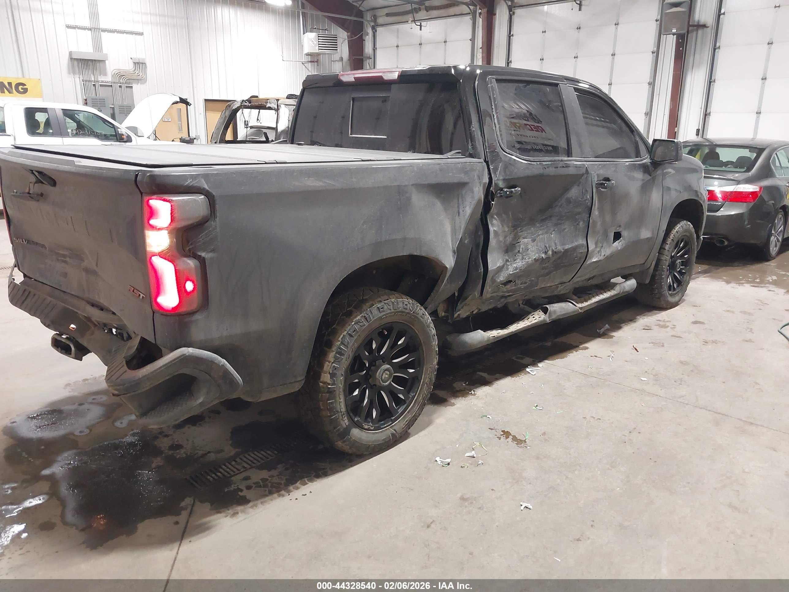 CHEVROLET SILVERADO image 4