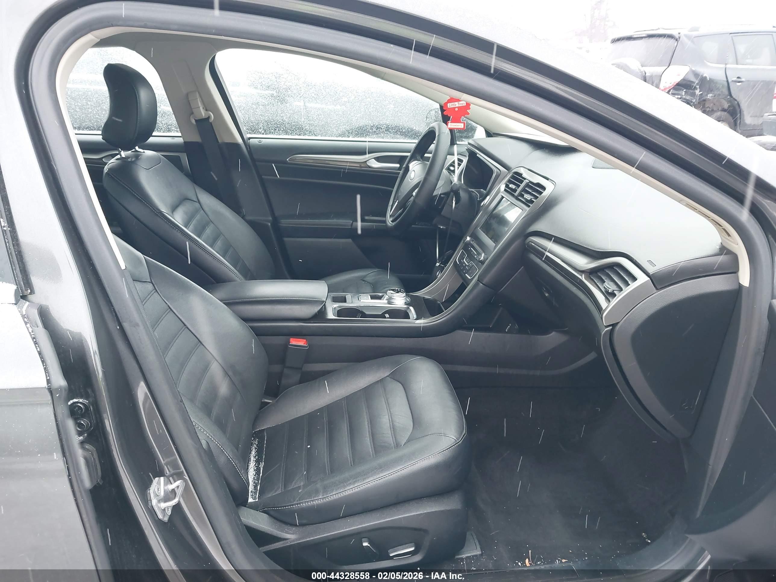 FORD FUSION image 5