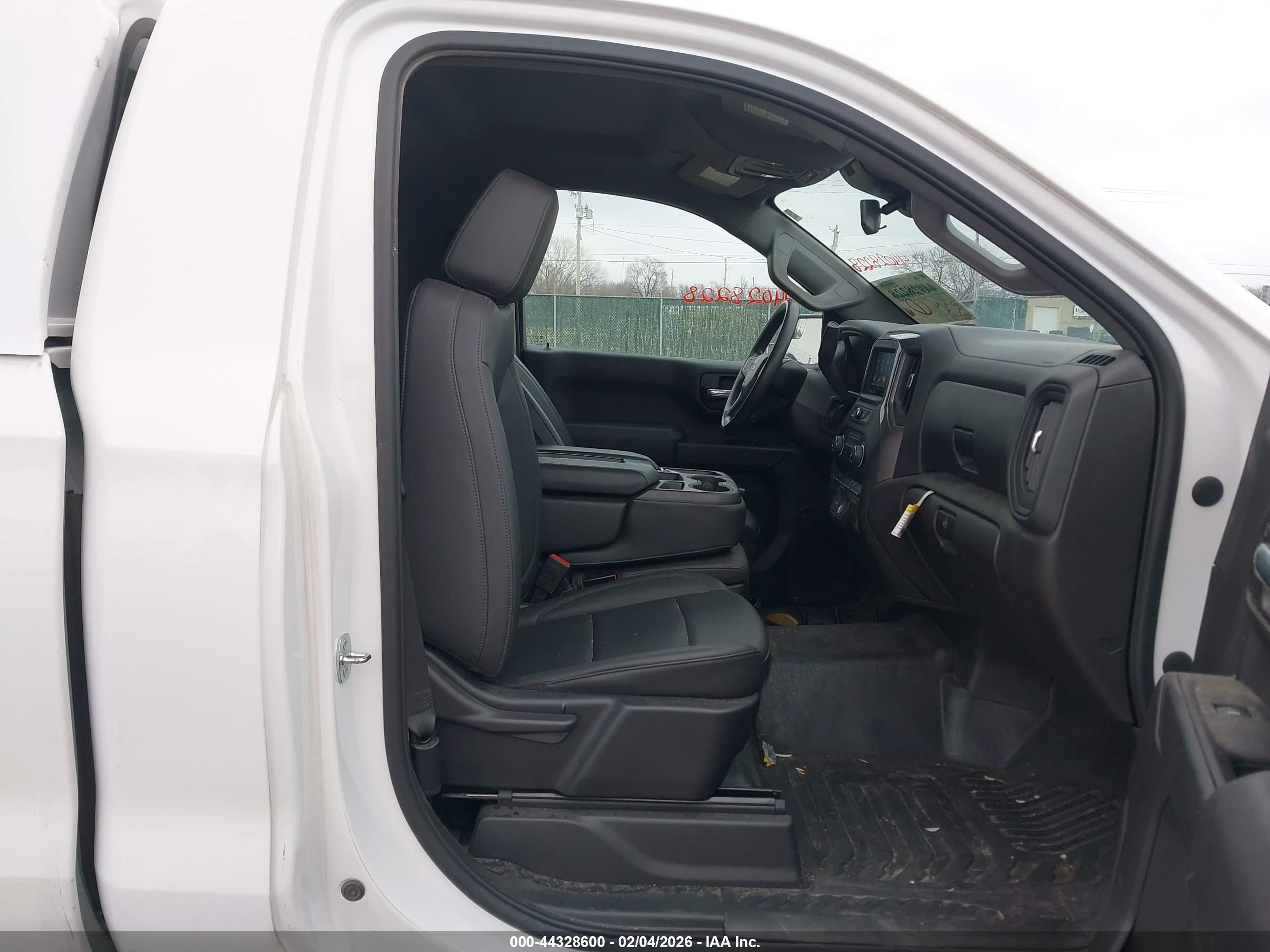 CHEVROLET SILVERADO image 5