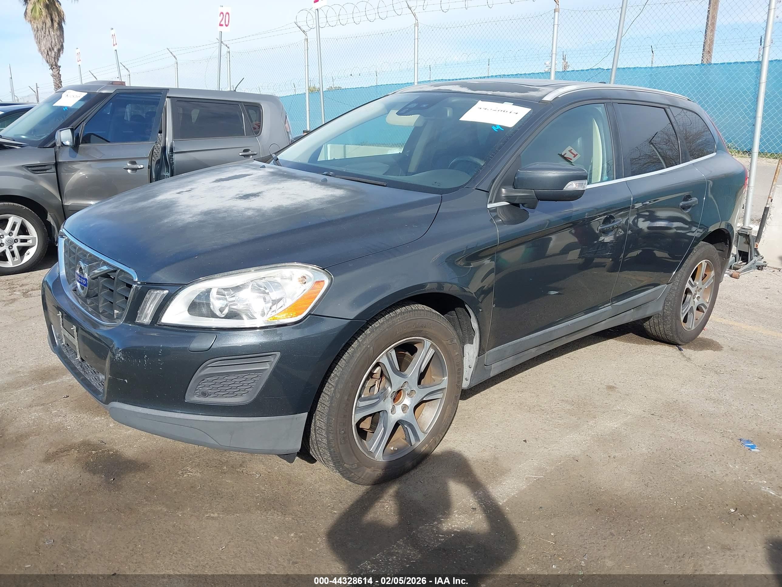 VOLVO XC60 image 2