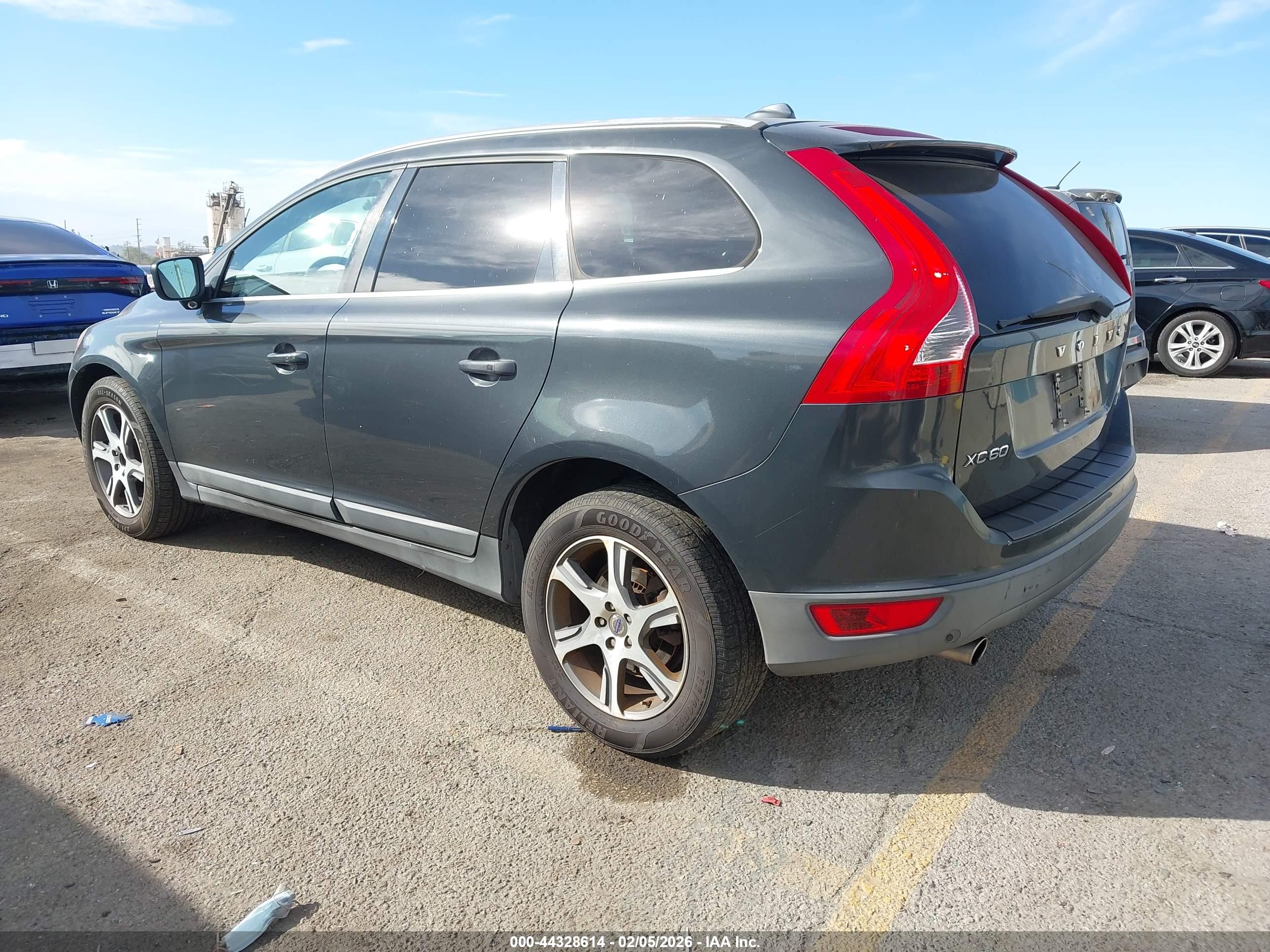 VOLVO XC60 image 3