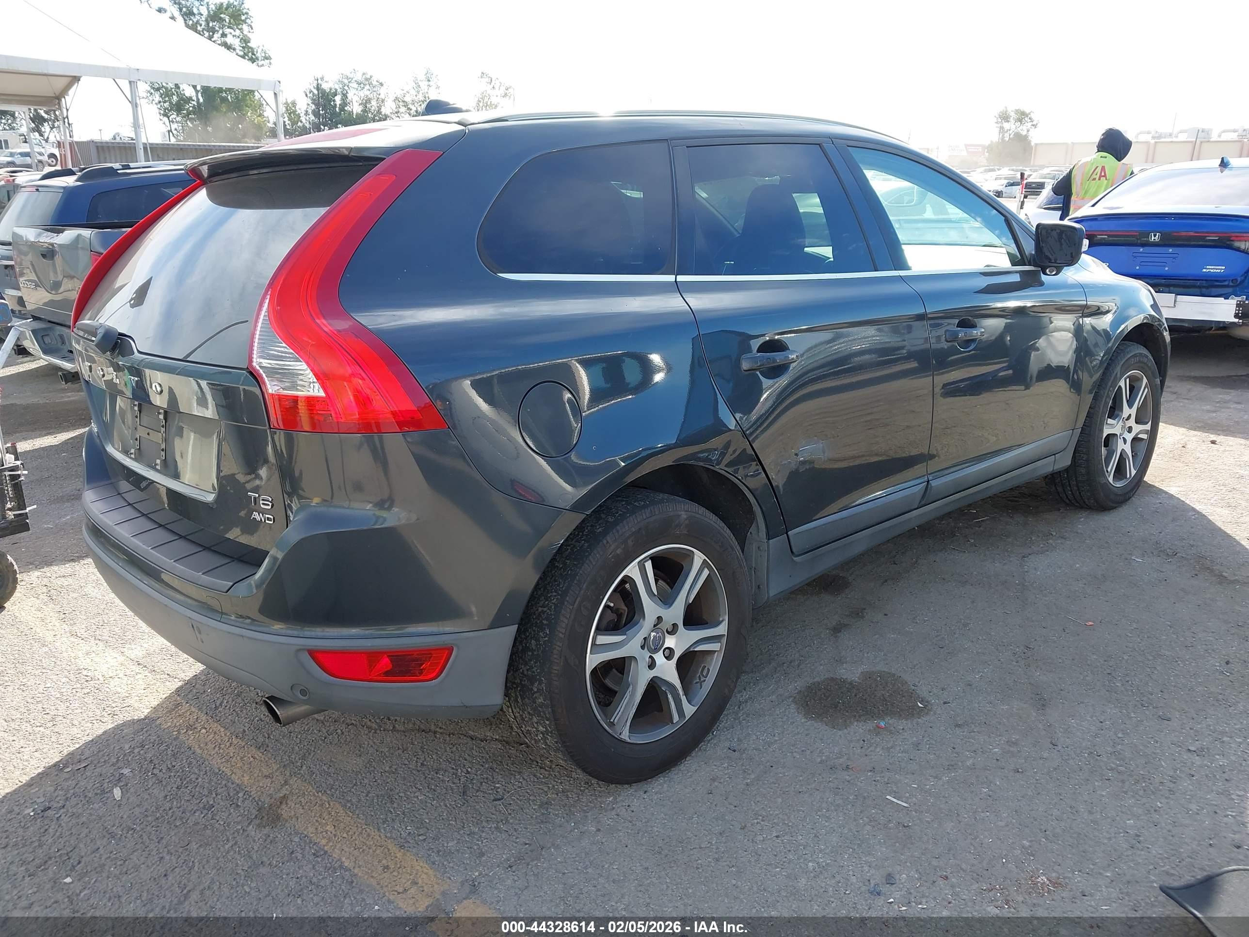 VOLVO XC60 image 4