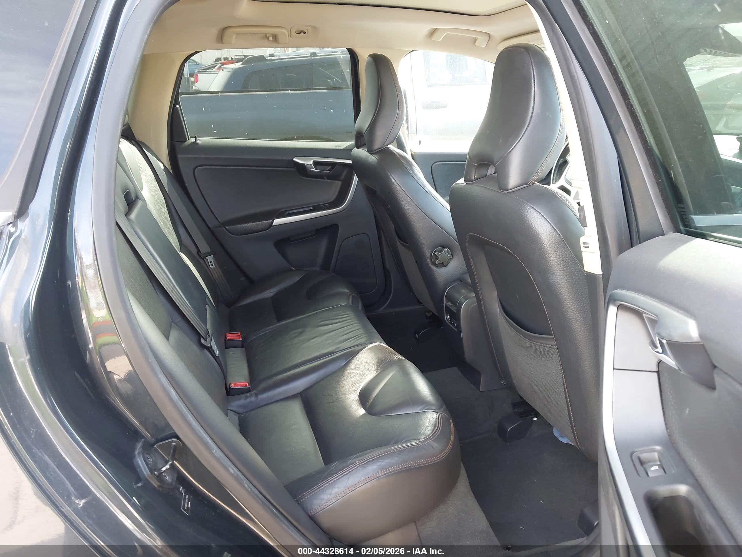VOLVO XC60 image 8